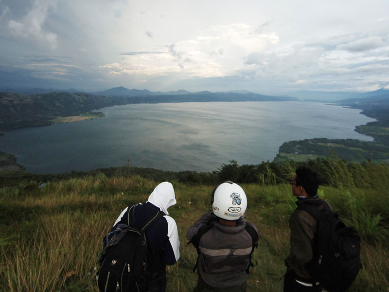 Pengunjung melihat panorama Danau Singkarak, dari puncak Pusaran Angin, Desa Payorapuih, Batipuh, Tanah Datar, Sumbar.