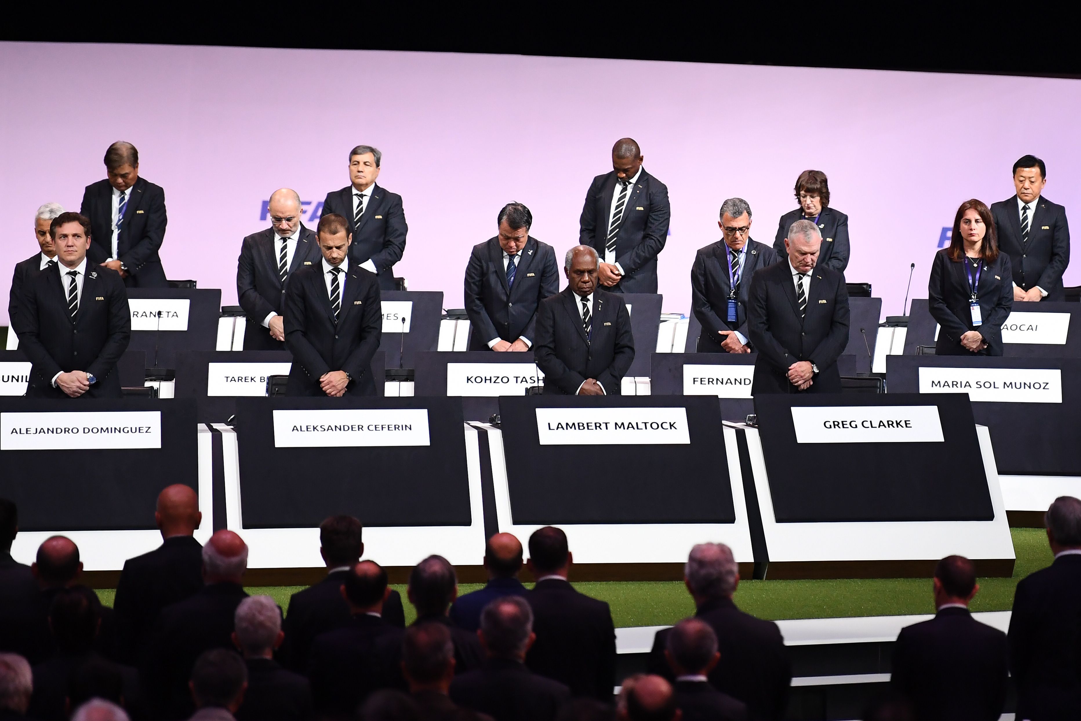 Peserta Kongres FIFA mengheningkan cipta setelah mendengar berita meninggalnya mantan Presiden UEFA Lennart Johansson