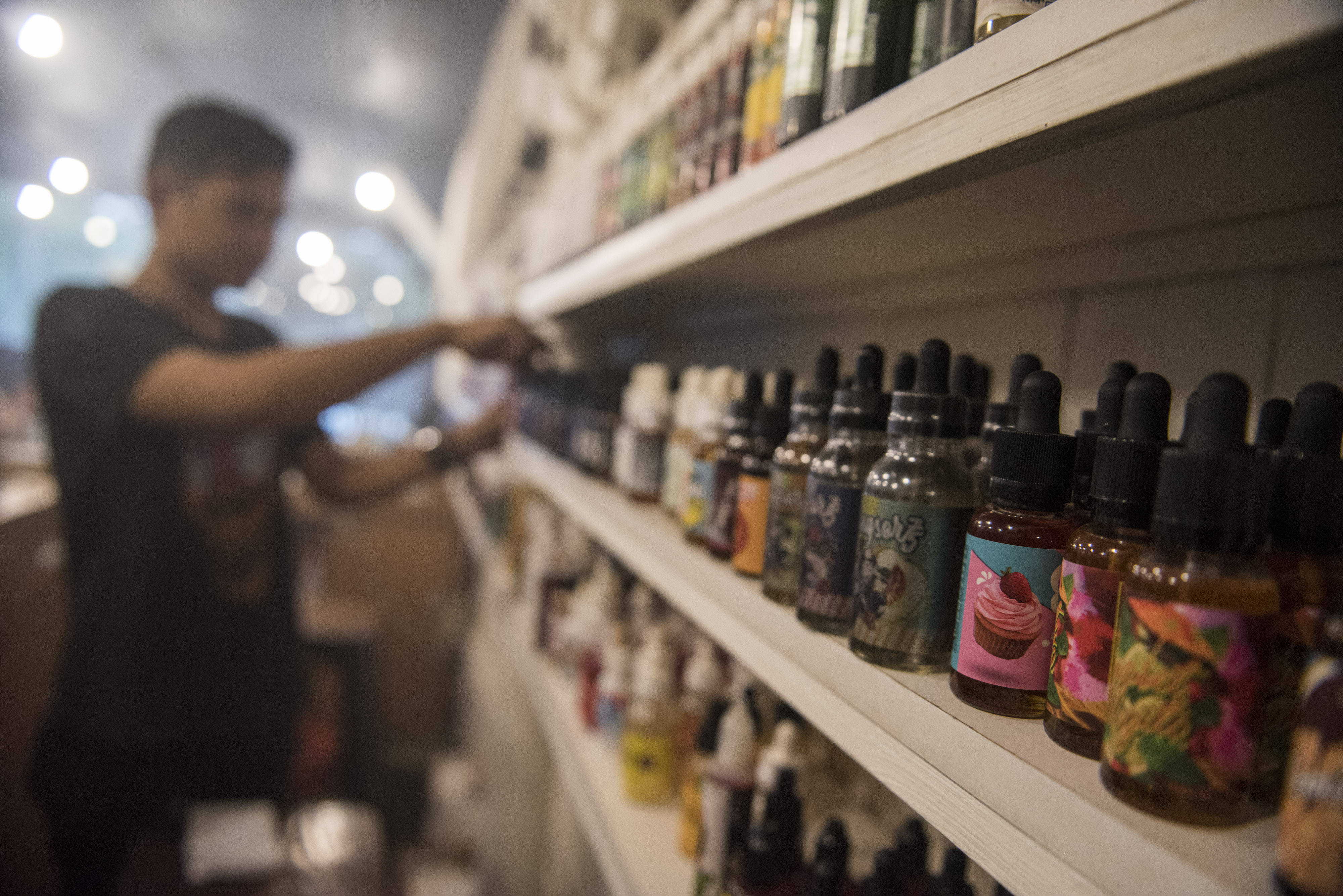 Pekerja menata botol berisi cairan rokok elektronik (vape) di Bandung, Jawa Barat.