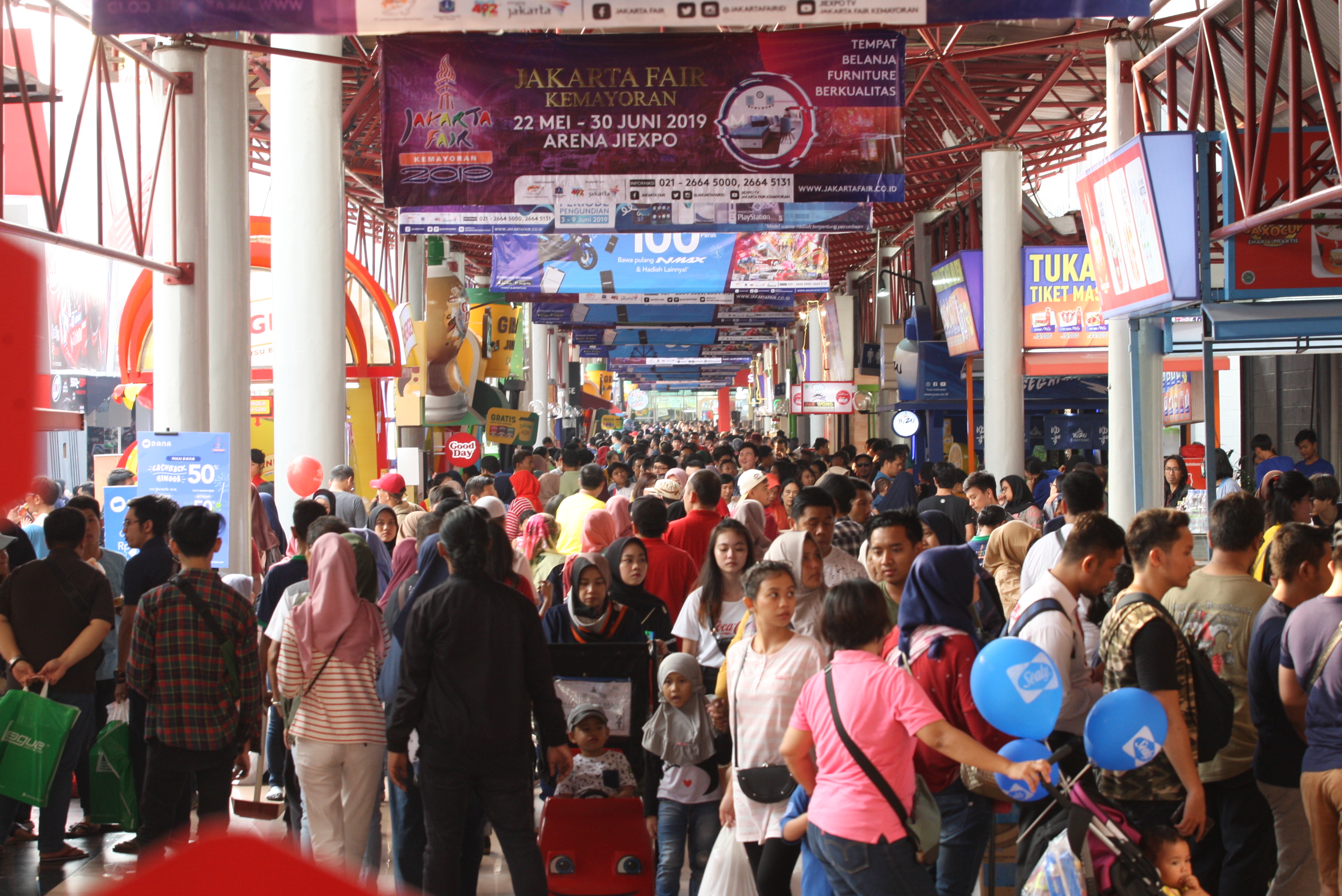 Pengunjung meramaikan Jakarta Fair ajang pameran terbesar di Indonesia ini.