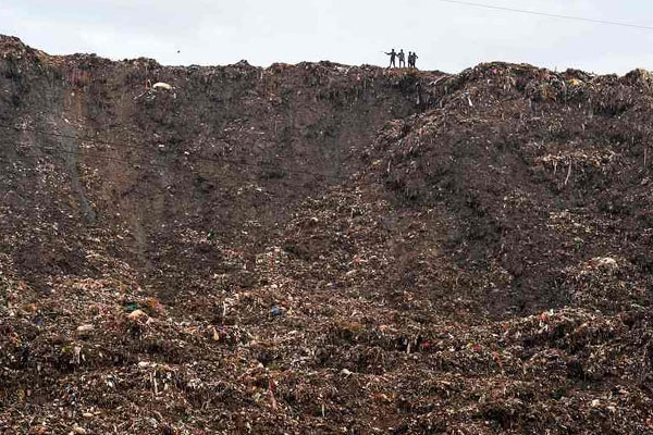 Gunung sampah Ghazipur di India hampir mencapai tinggi Taj Mahal