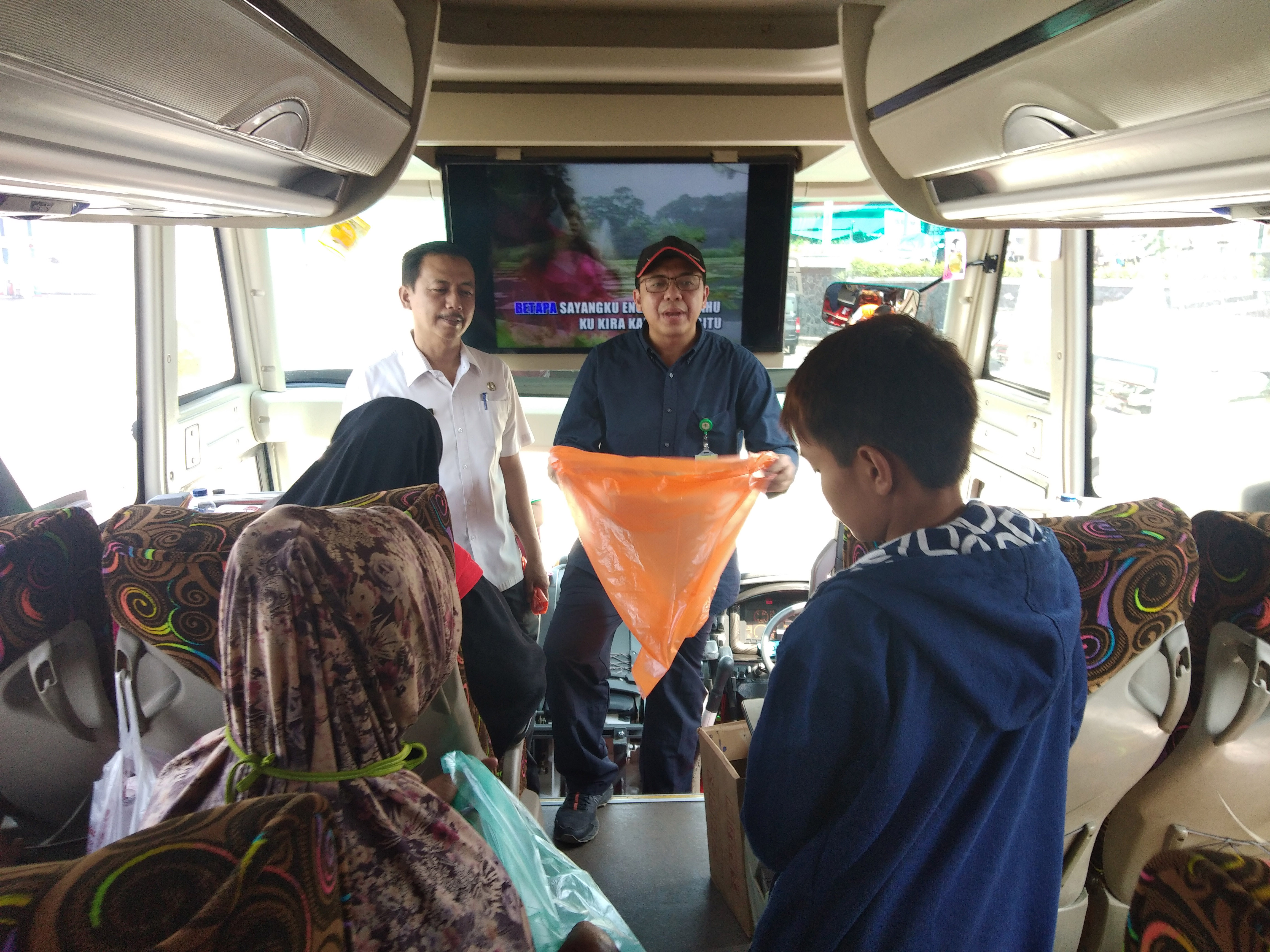 Novrizal Tahar, membagikan kantong plastik nabati dan botol minum guna ulang kepada pemudik di Rest Area KM 57 Tol Jakarta-Cikampek