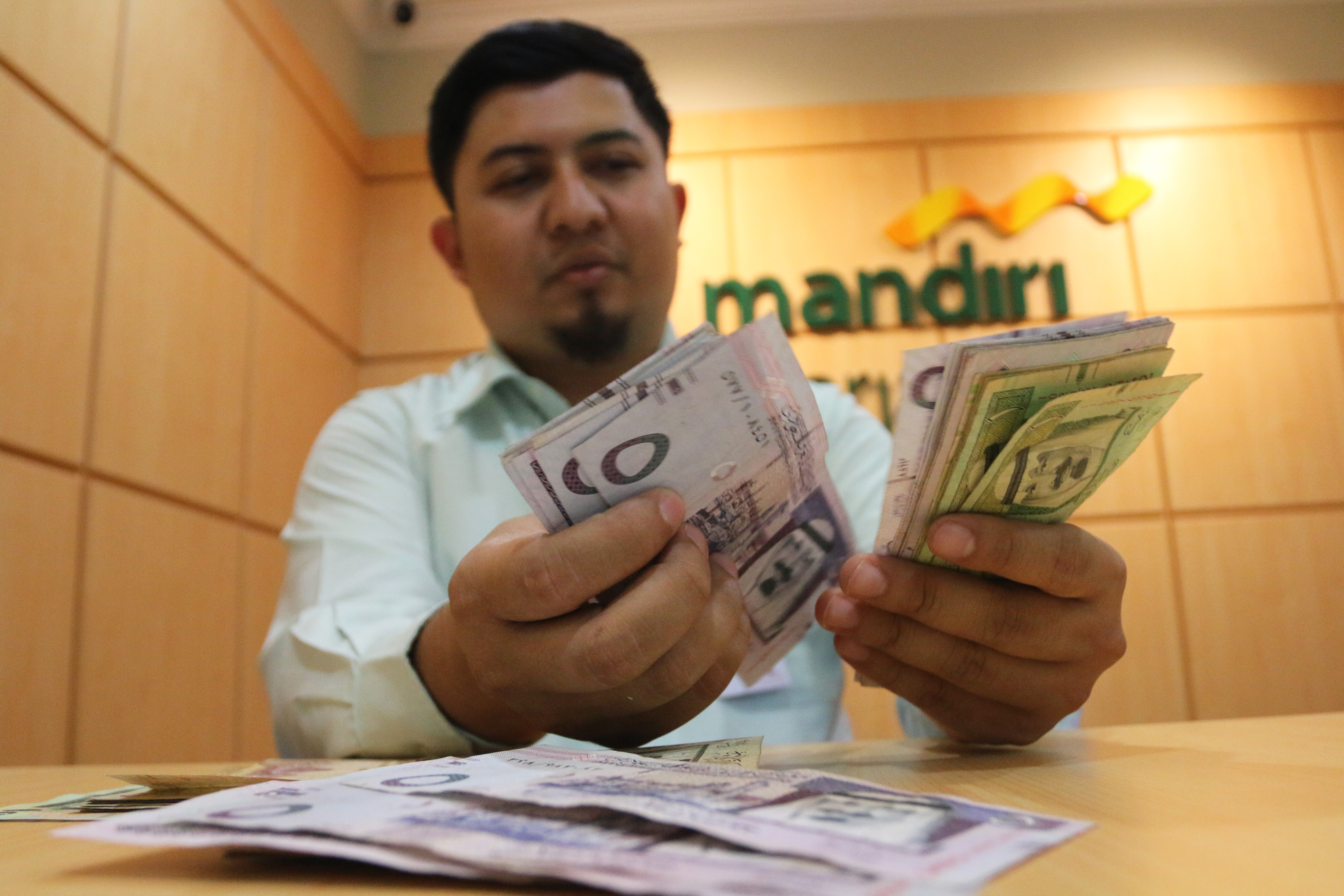 Mandiri Syariah membuka pelayanan penukaran uang riyal untuk jemaah haji. 