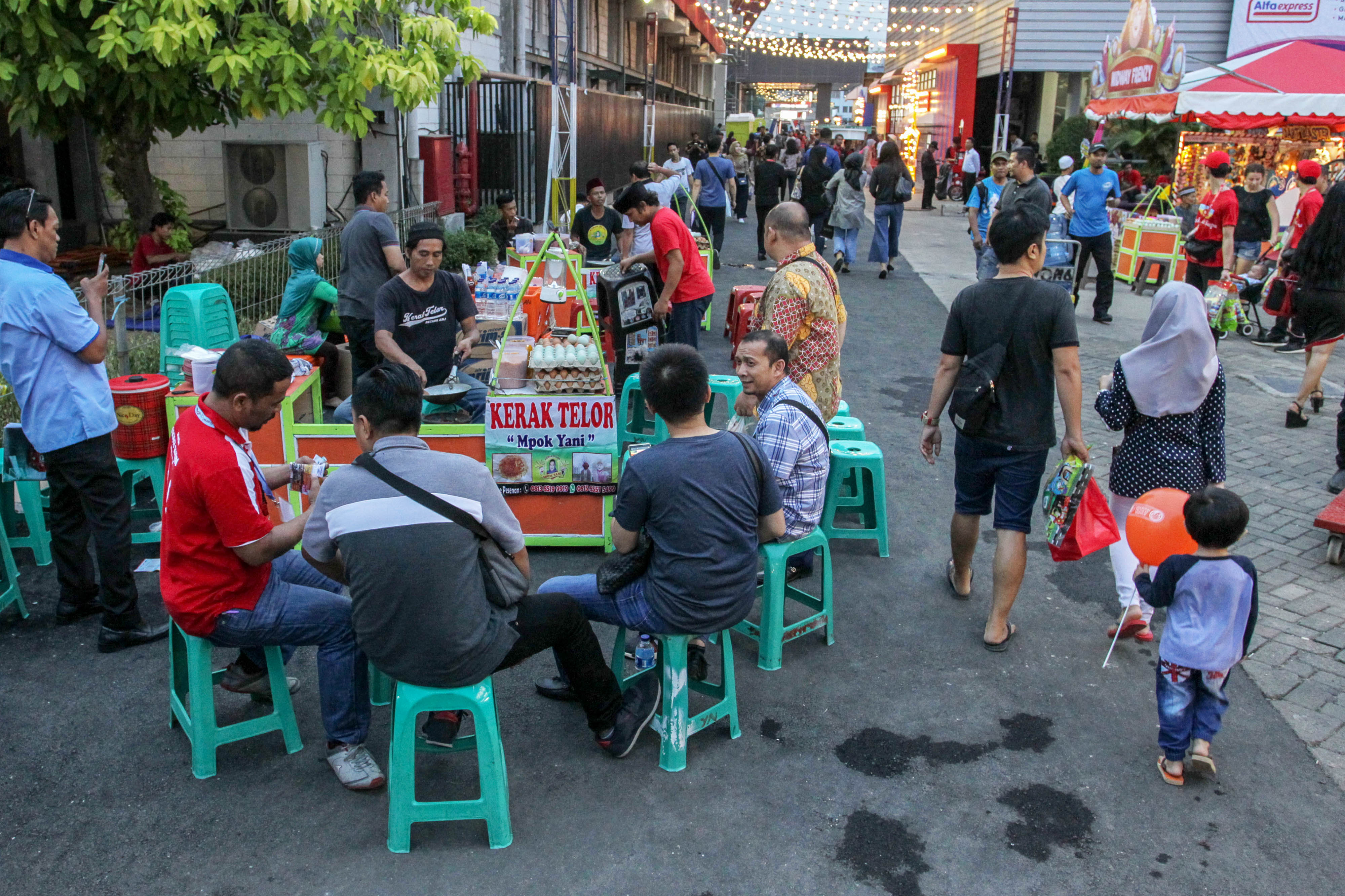 Sejumlah pedagang kerak telor meramaikan penyelenggaraan Jakarta Fair.