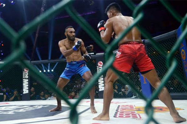 Yordan Hilapok (kiri) saat tampil dalam pertarungan (MMA) One Pride Pro Never Quit 2019. 
