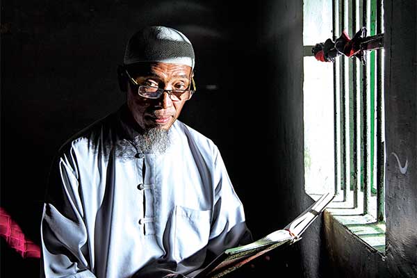 Edi Setiono atau Abas. Ia disebut sebagai mantan teroris yang pernah terlibat dalam aksi pengeboman Plaza Atrium.