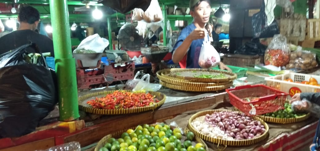 Pasar tradisional menjelang hari raya Idul Fitri.