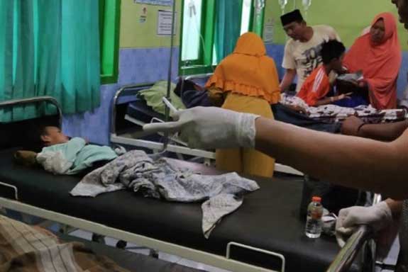 Korban selamat dari KM Amin Jaya yang tenggelam di perairan Sumenep