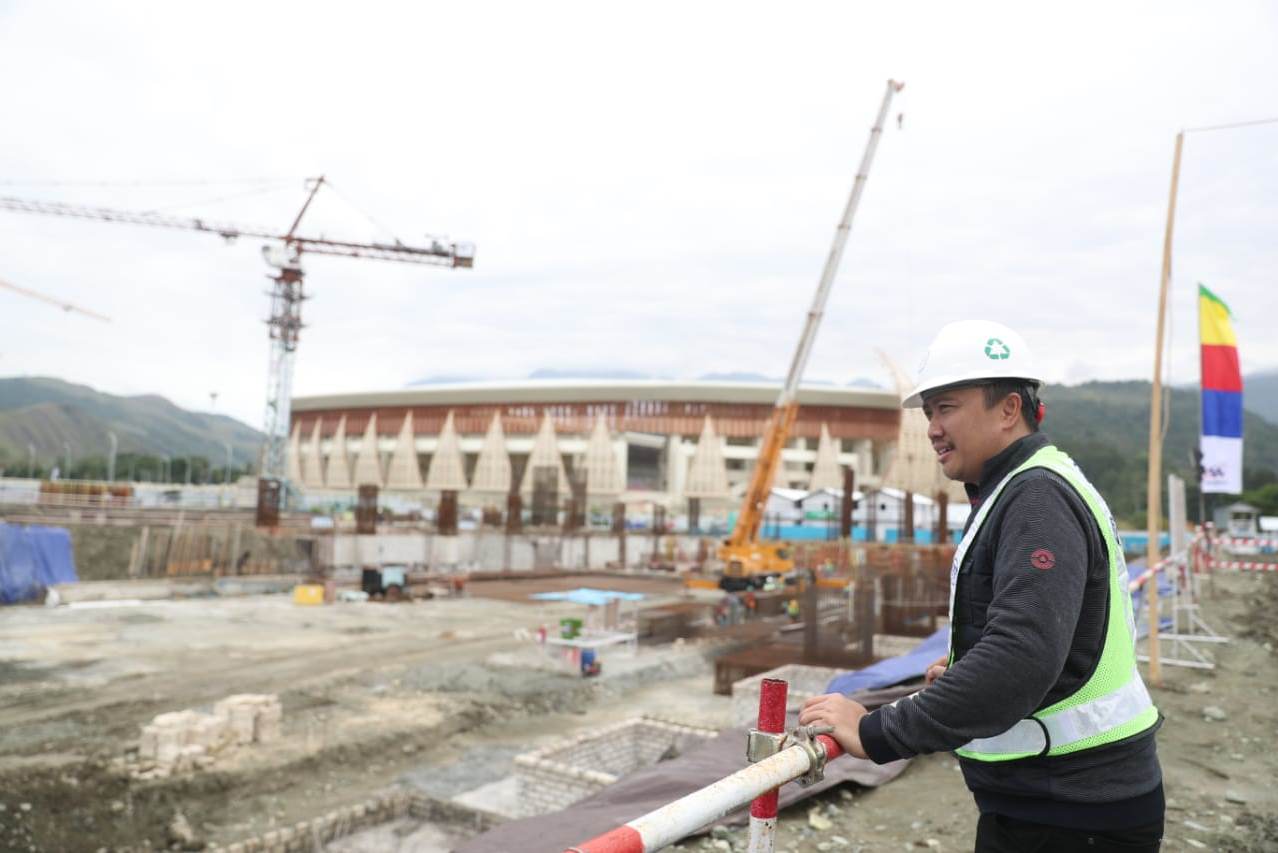 Menpora Imam Nahrawi meninjau Stadion Papua Bangkit, Jumat (20/6).