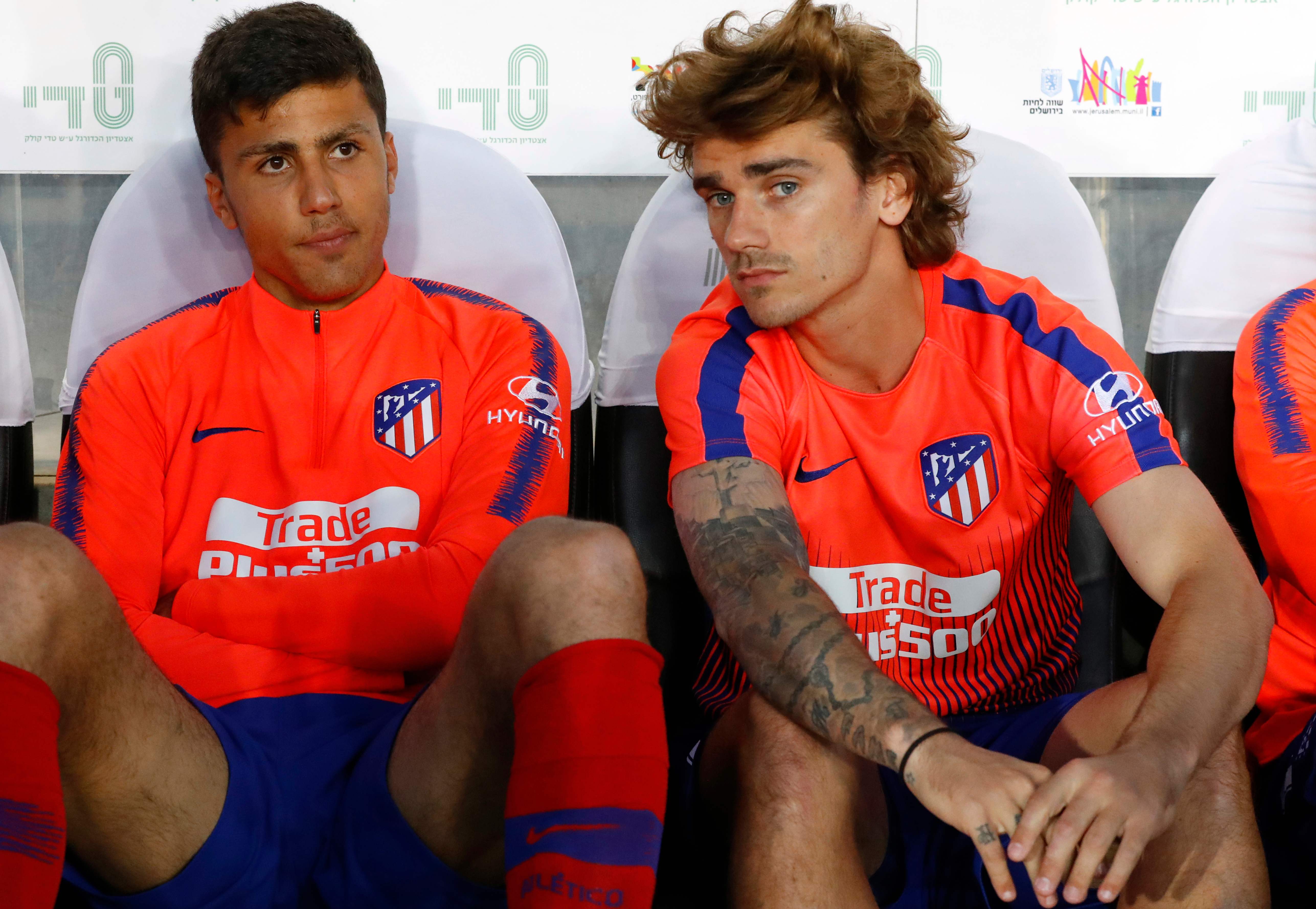 Rodri (kiri) saat berada di bangku cadangan dalam perrtandingan persahabatan antara Beitar Jerusalem and Atletico Madrid (21/5)