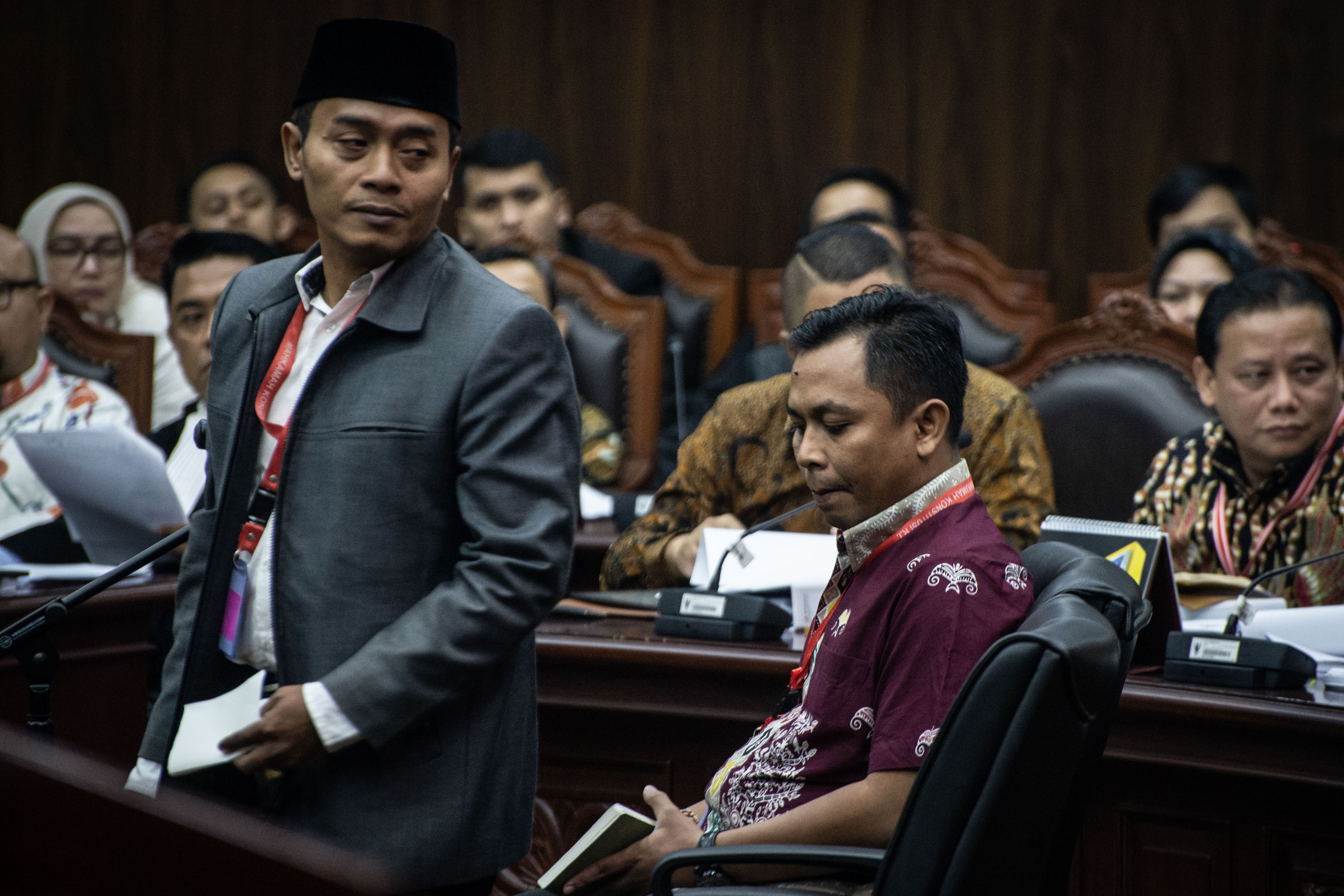 Dua saksi dari pihak terkait Anas Nashikin (kiri) dan Candra Irawan (kanan) mengikuti sidang PHPU Pilpres 2019