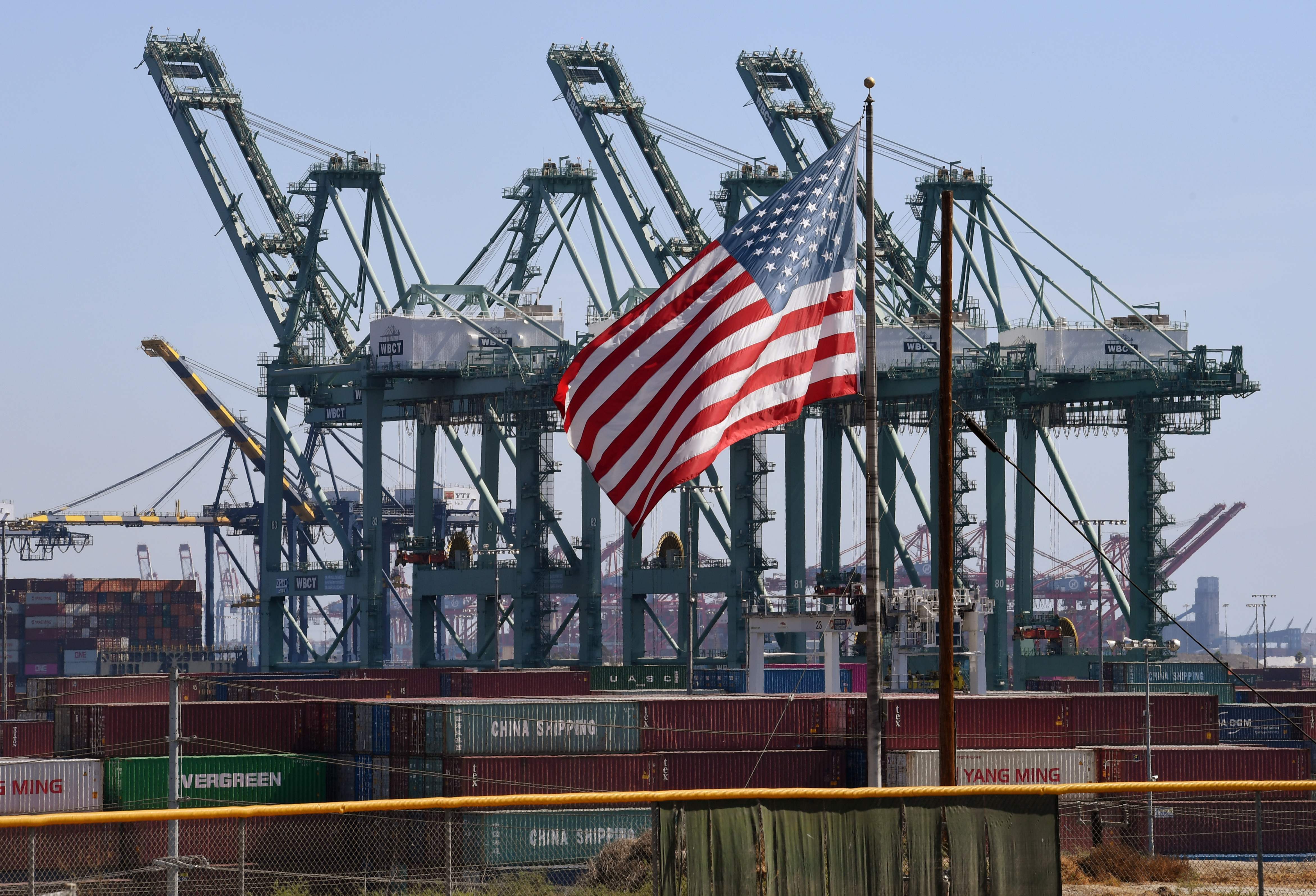 Kesibukan Pelabuhan perdagangan di Port of Long Beach, di Los Angeles