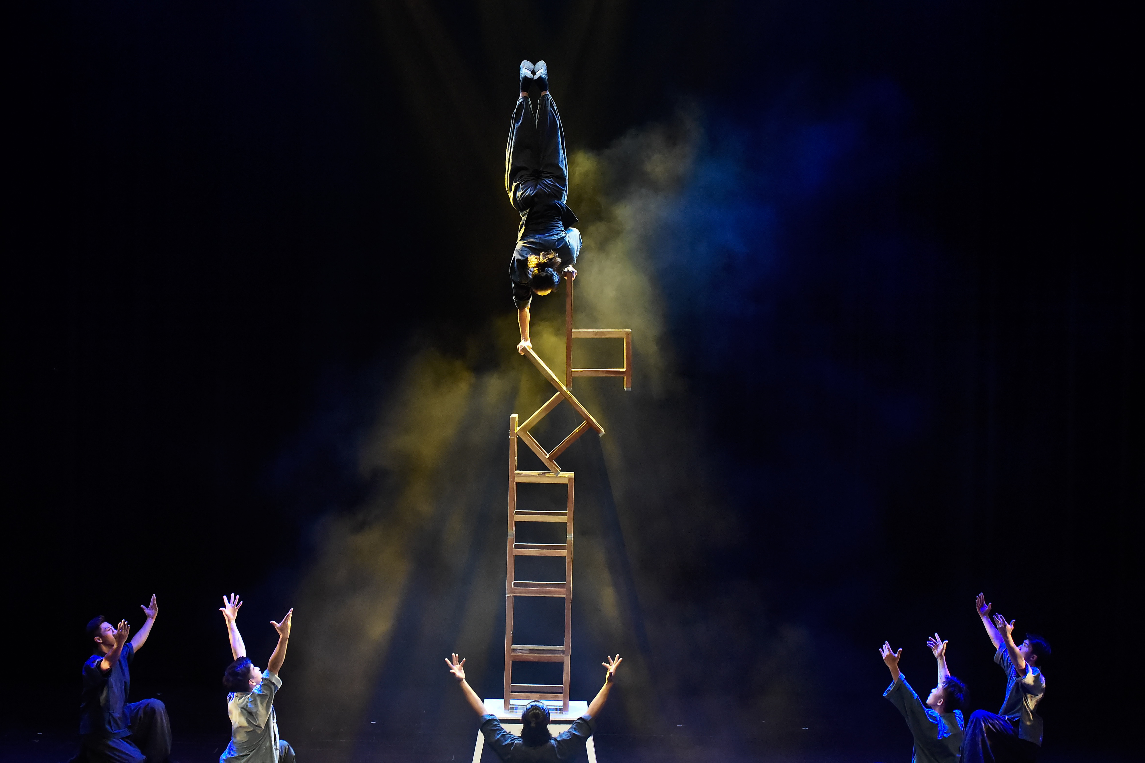 Pemain Sirkus Formosa Taiwan (FOCA) beraksi saat pertunjukan di Jakarta, Kamis (27/6/2019). 