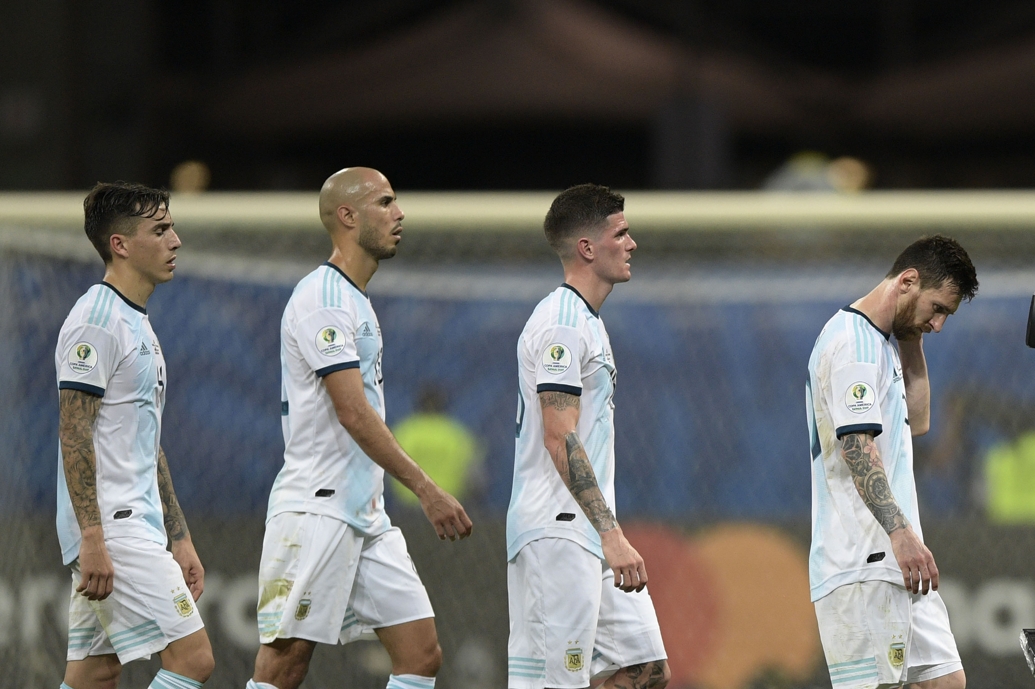 Pemain Argentina meninggalkan lapangan setelah dikalahkan 2-0 oleh Kolombia dalam pertandingan grup turnamen sepak bola Copa America 2019