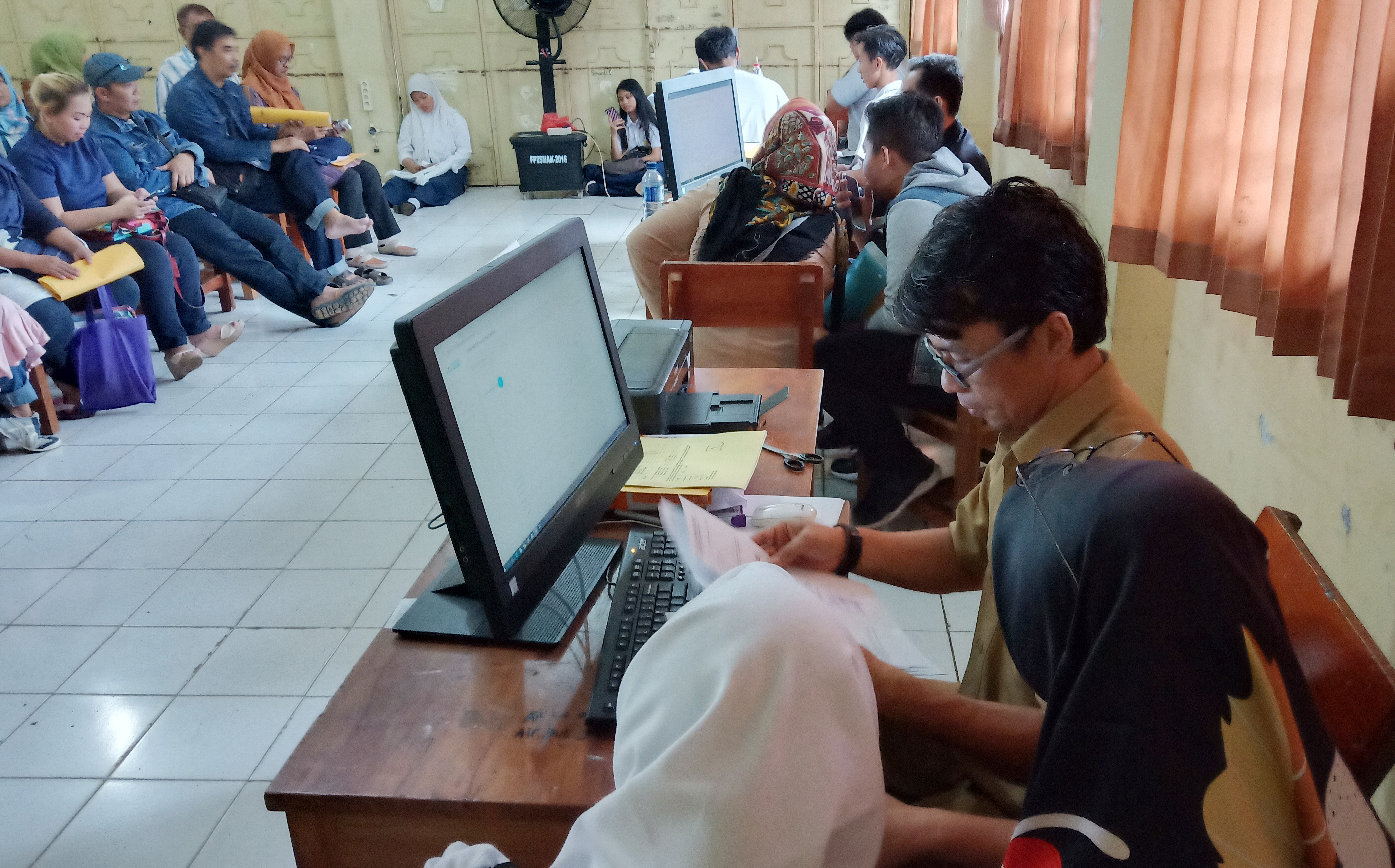Panitia mengecek data siswi dan orangtua murid dalam penerimaan peserta didik baru (PPDB) di SMAN 5 Sawangan, Depok, kemarin.