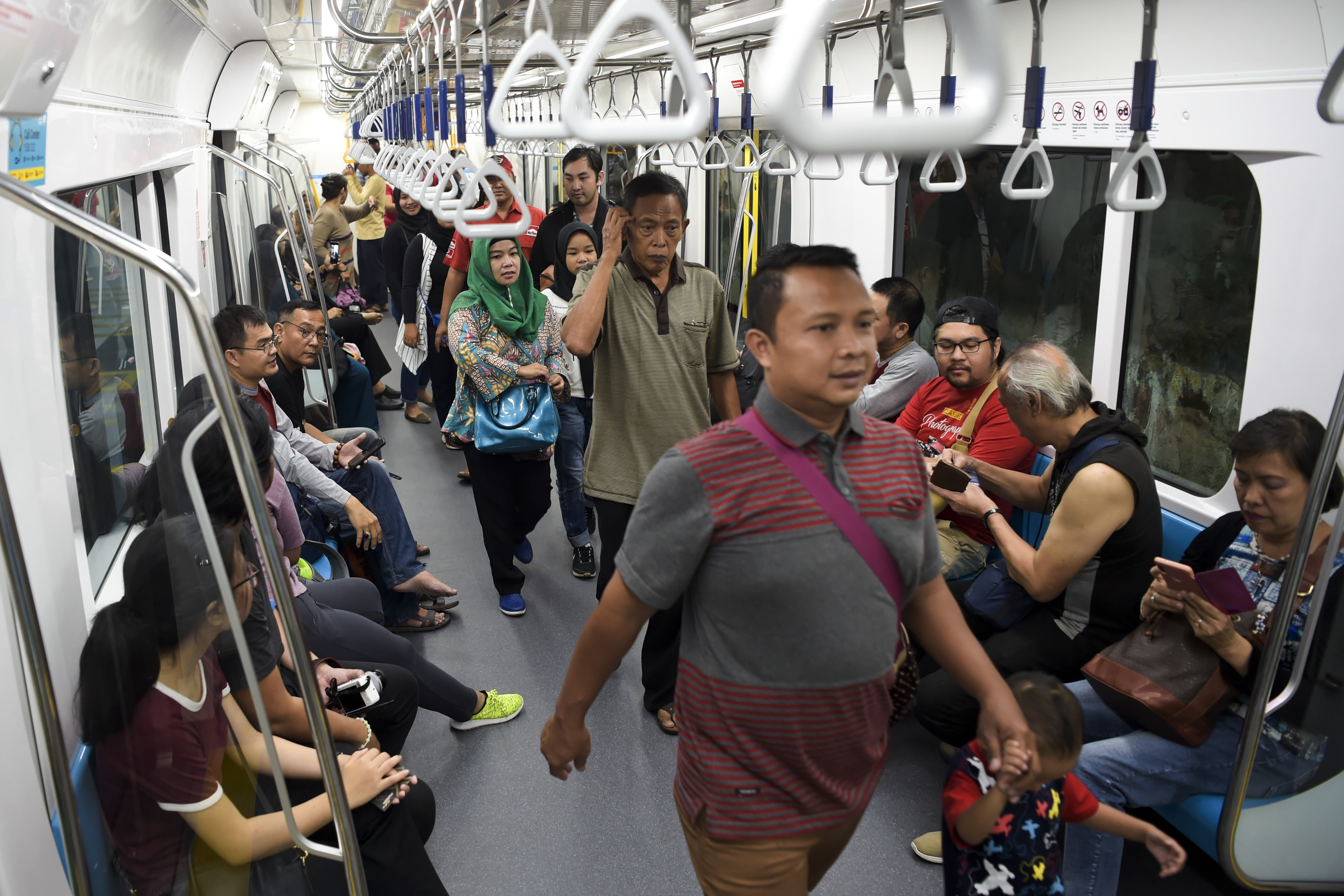  Warga menaiki kereta MRT pada libur Hari Raya Idul Fitri di Stasiun MRT Bundaran HI, Jakarta, Kamis (6/6)