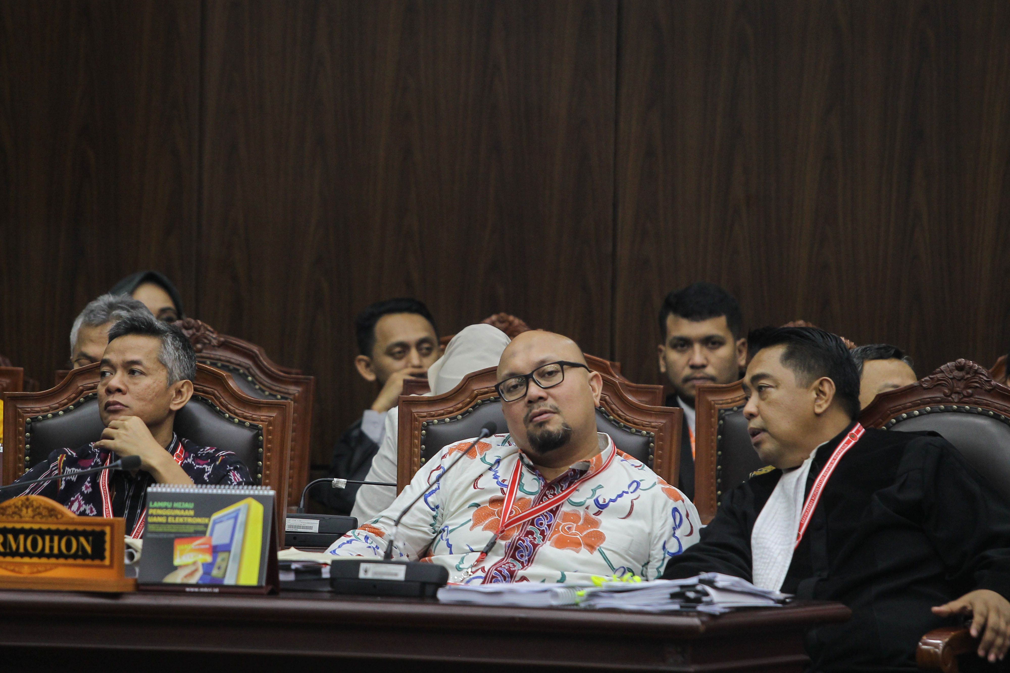Pihak termohon Komisi Pemilihan Umum (KPU) Komisioner KPU Ilham Saputra (kedua kanan) bersama dengan Wahyu Setiawan (kiri)