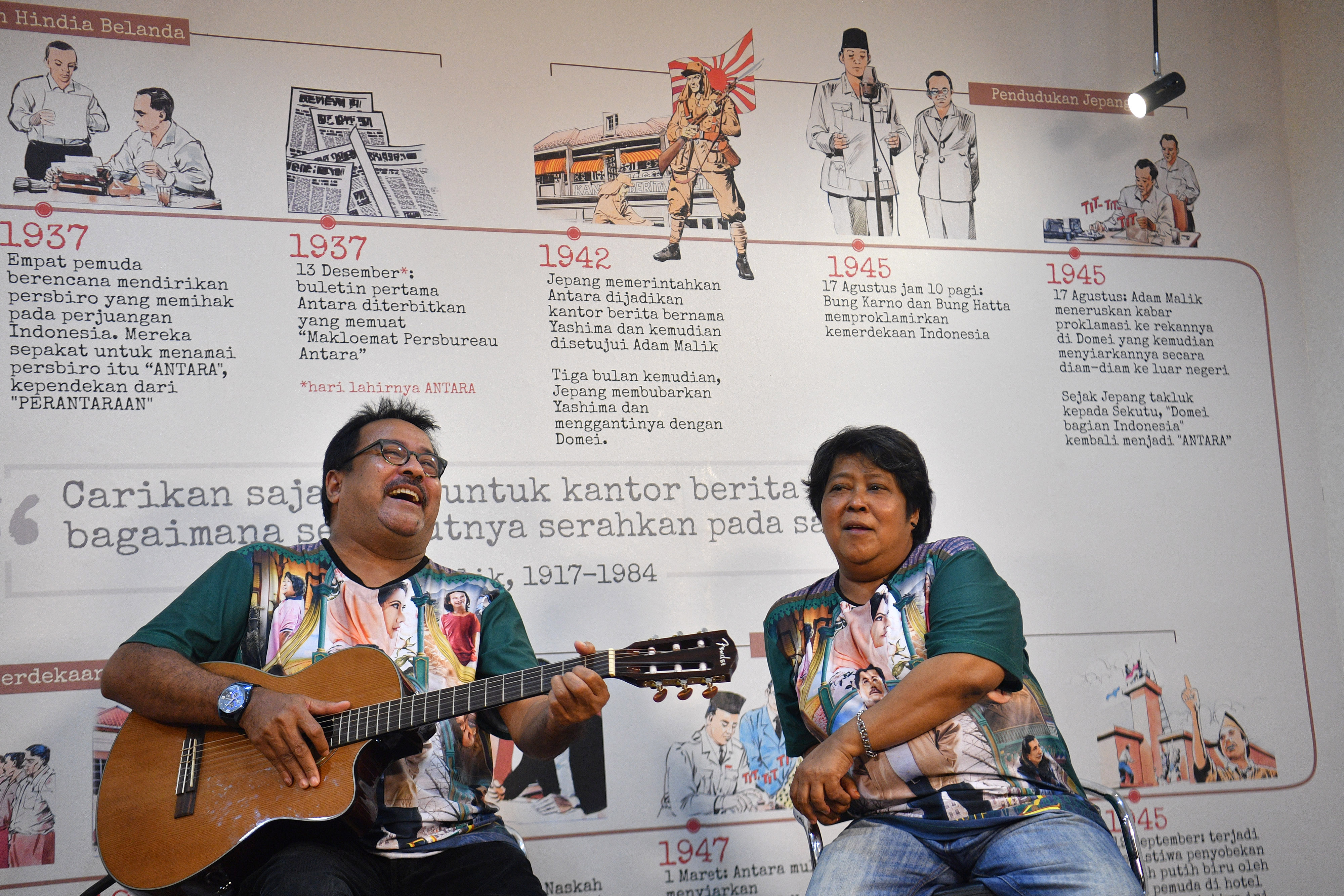 Aktor Rano Karno bermain gitar didampingi Suti Karno mempromosikan Si Doel The Movie 2 di Jakarta, Jumat (3/5).