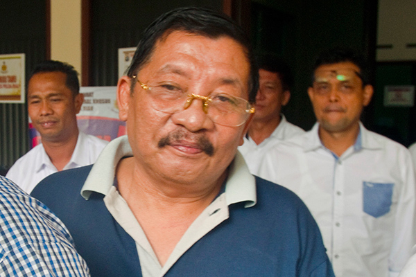 Mantan Bupati Pelalawan Tengku Azmun Jaafar (tengah) 