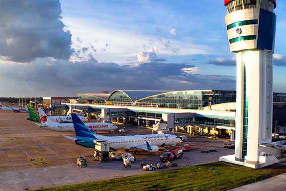 Pesawat komersial berada di apron Bandar Udara Internasional Supadio, Pontianak