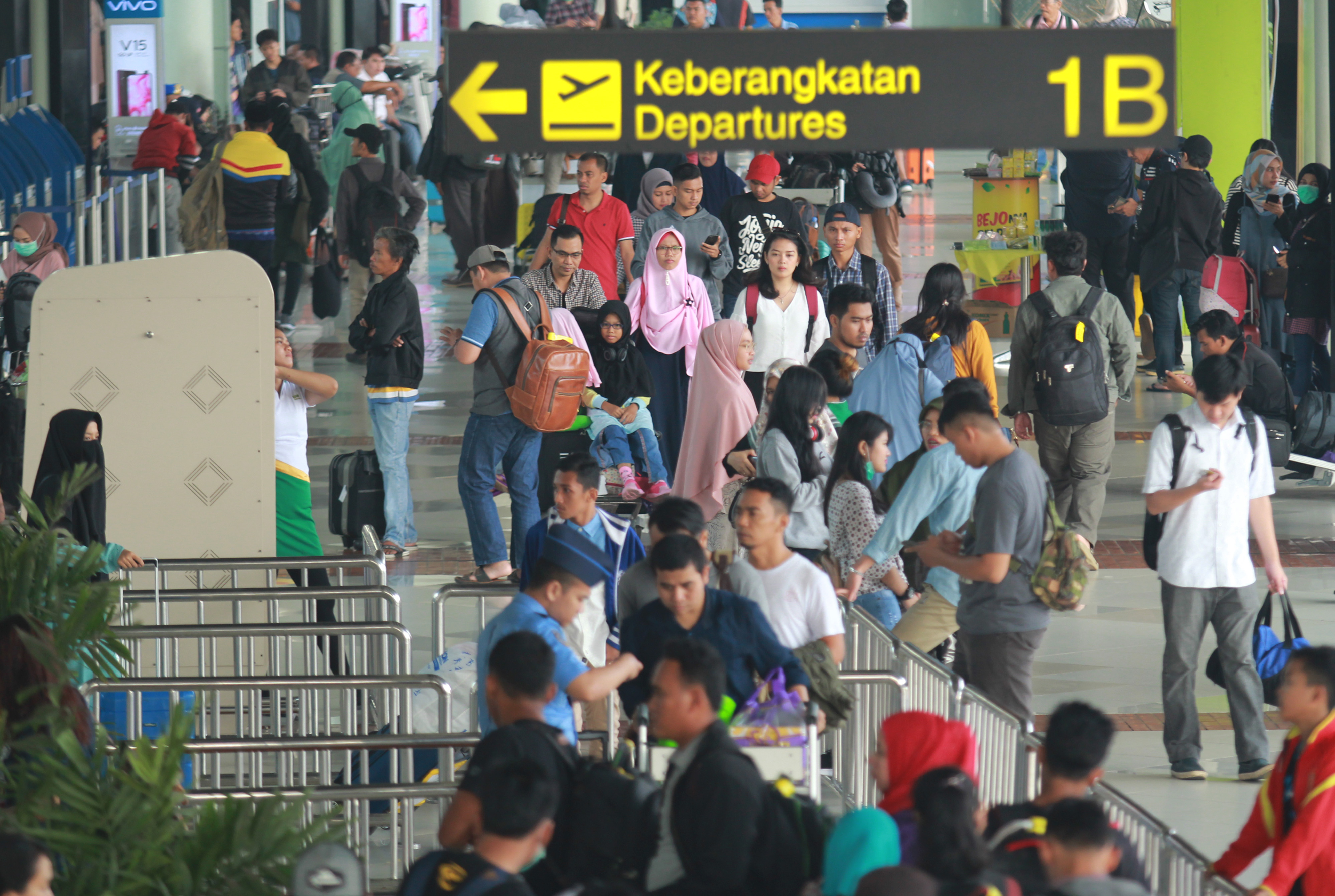  Calon penumpang antre masuk ke dalam terminal untuk lapor diri atau chek in di Termial 1 B Bandara Soekarno Hatta, Tangerang
