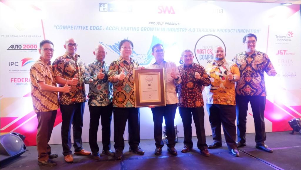 Management Auto2000 saat menerima penghargaan Indonesia Most Creative Companies 2019.