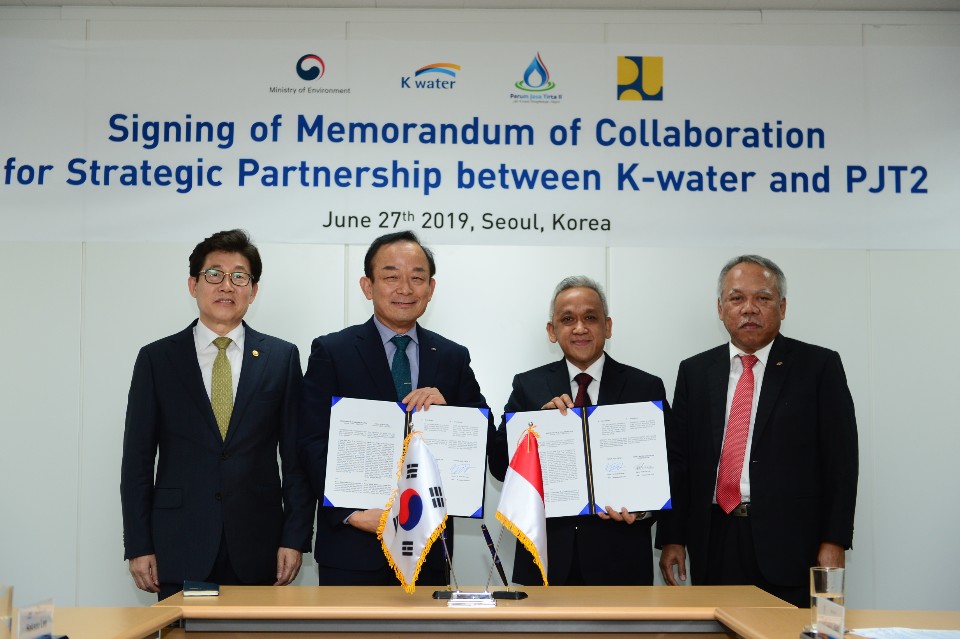 Direktur Utama Jasa Tirta II, U. Saefudin Noer (kanan) dengan CEO K-Water Lee Hak Soo usai menandatangani MoU kerja sama, Kamis (27/6).  