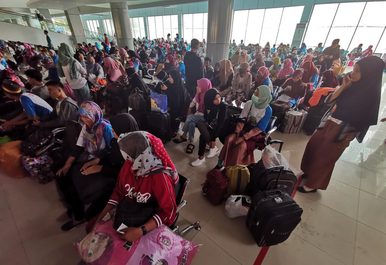 Jumlah penumpang pesawat di Bandara Sultan Hasanuddin Makassar menurun pada H-3 Idul Fitri 2019. 