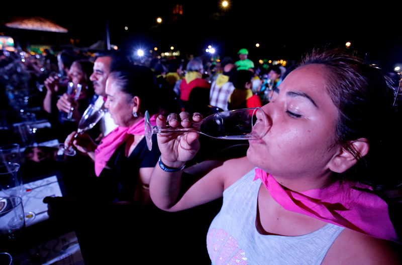 Ilustrasi perempuan yang mengonsumsi minuman beralkohol.