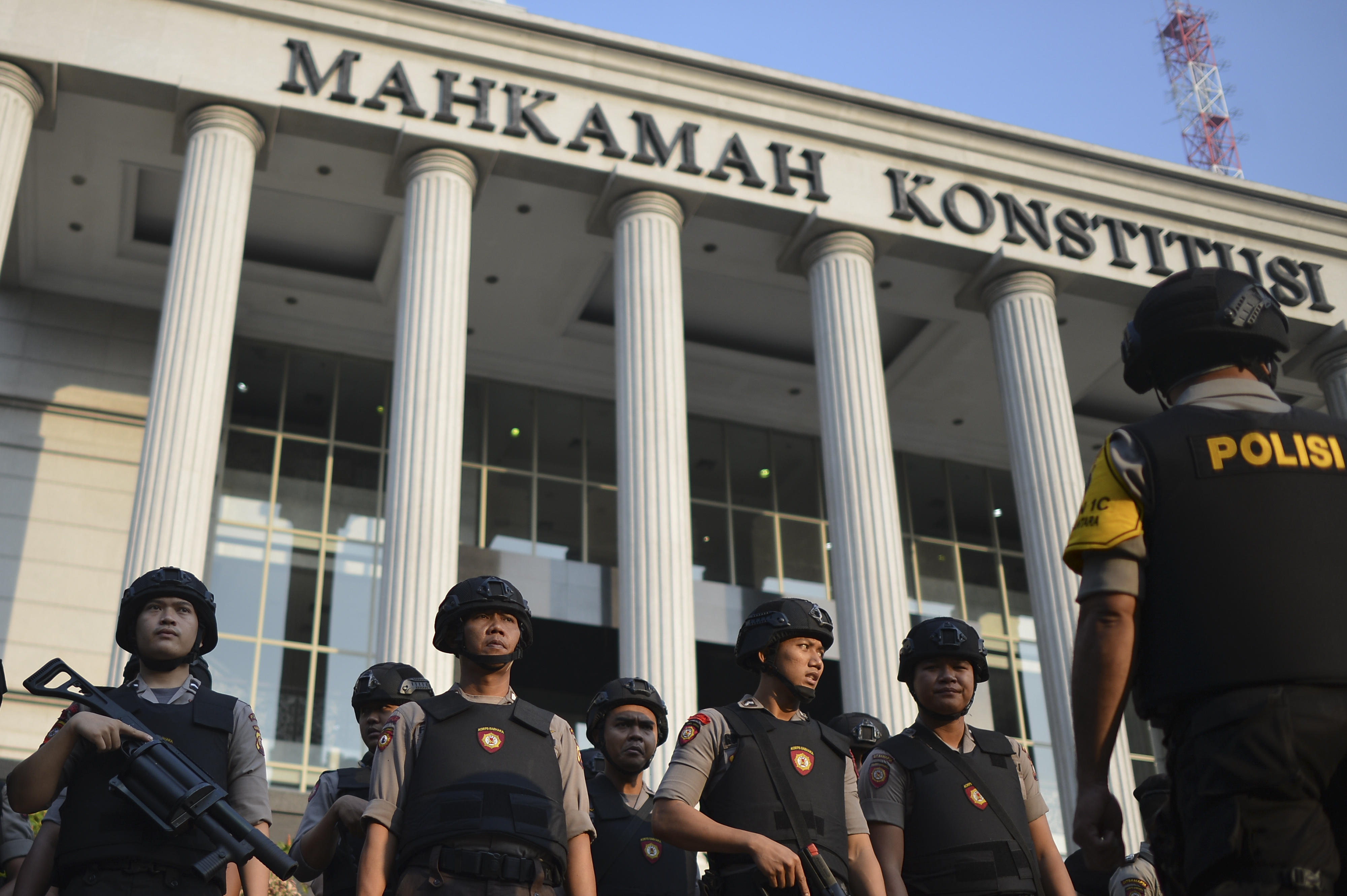 Personel Samapta Polri bersiap melakukan pengamanan di sekitar Gedung Mahkamah Konstitusi (MK), Jakarta.