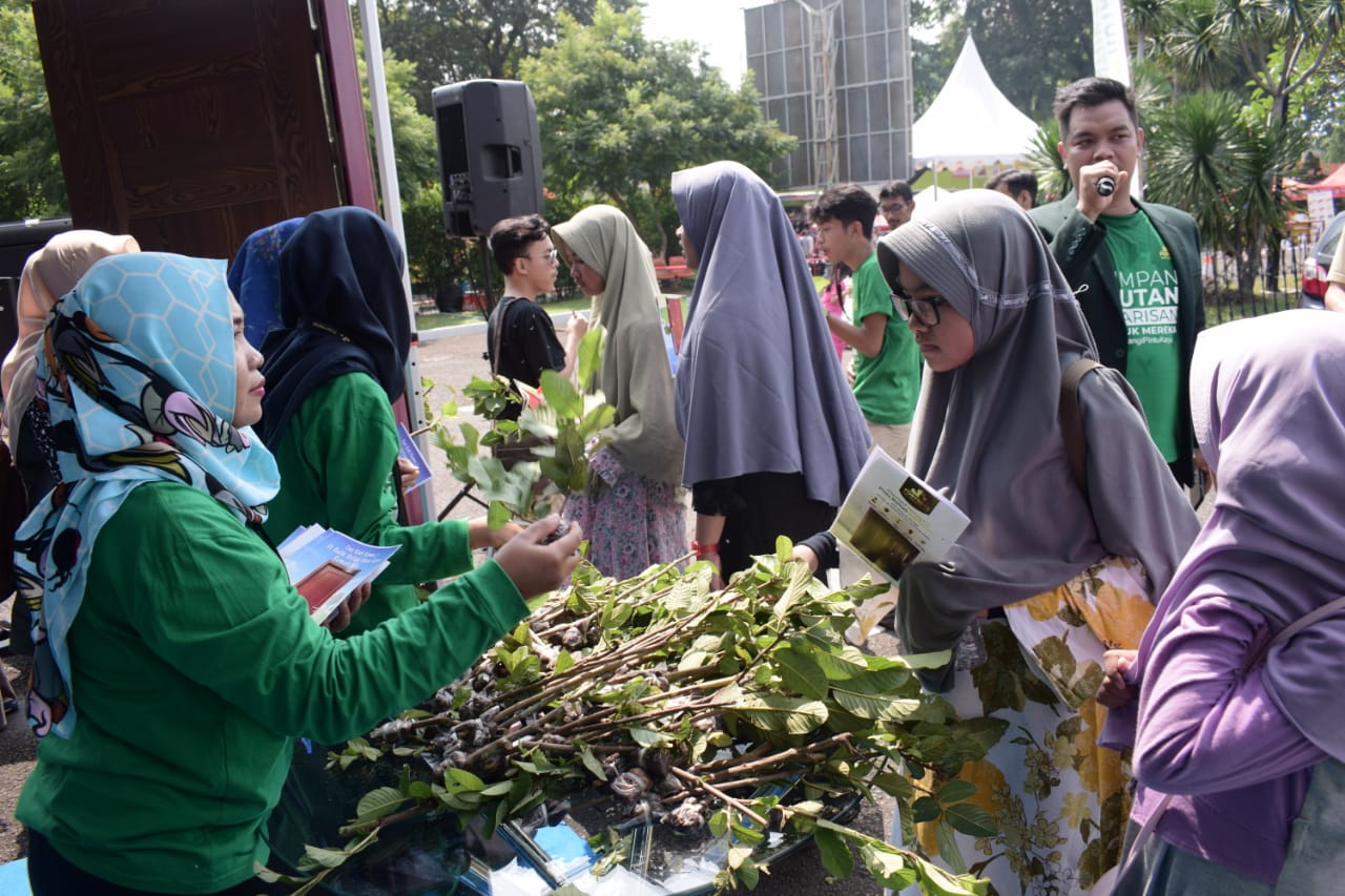 Kegiatan pembagian bibit pohon oleh JBSP di TMII