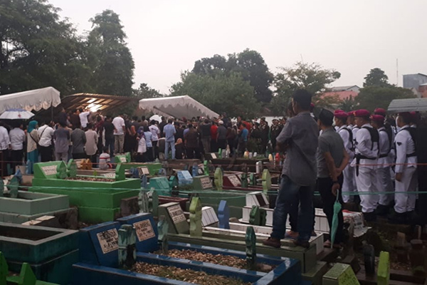 Pemakaman George Toisutta secara militer di Makassar