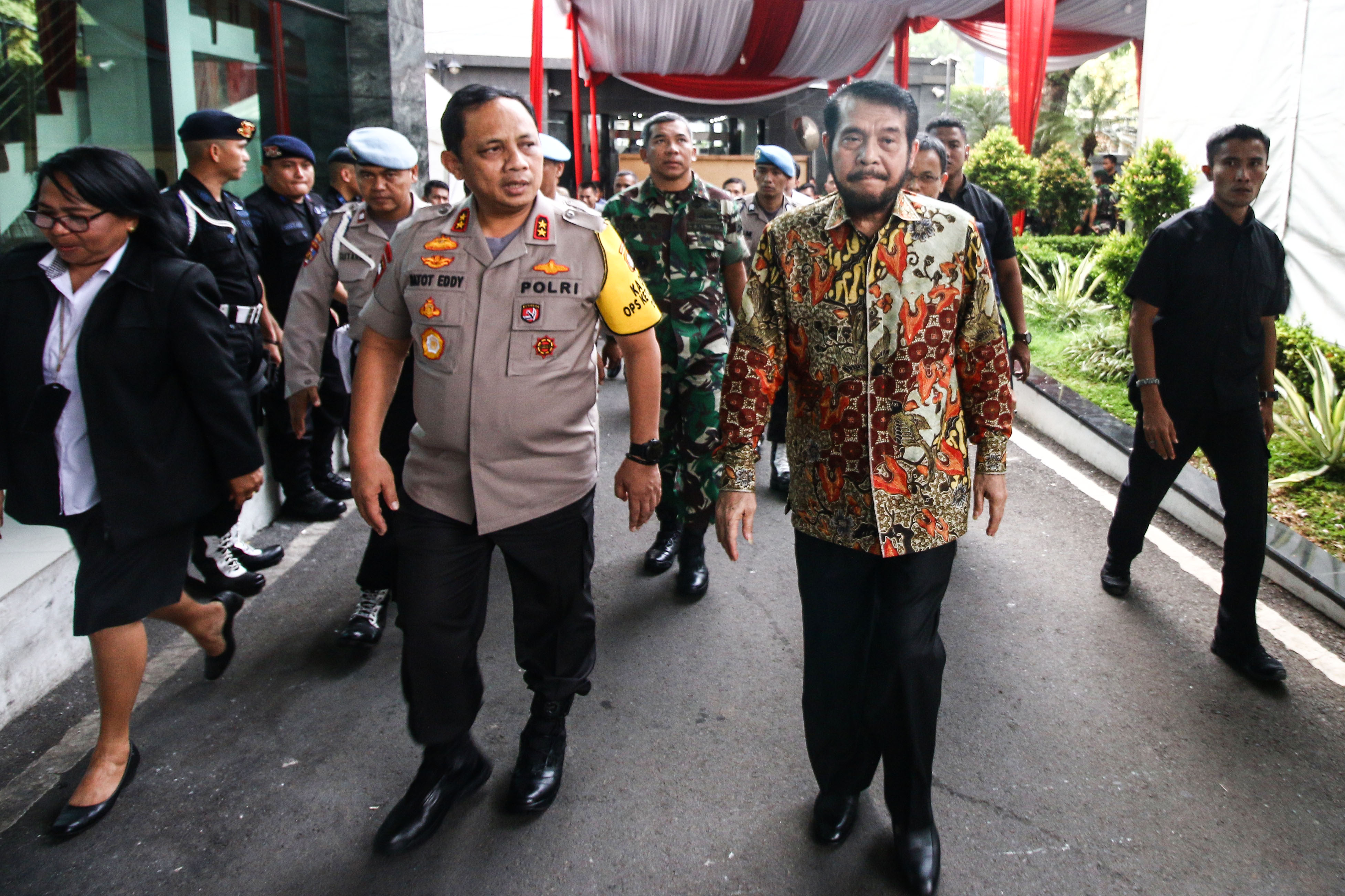 Ketua MK Anwar Usman (kanan) didampingi Kapolda Metro Jaya Irjen Pol Gatot Eddy Pramono (kiri), dan Pangdam Jaya Mayjen TNI Eko Margiyono