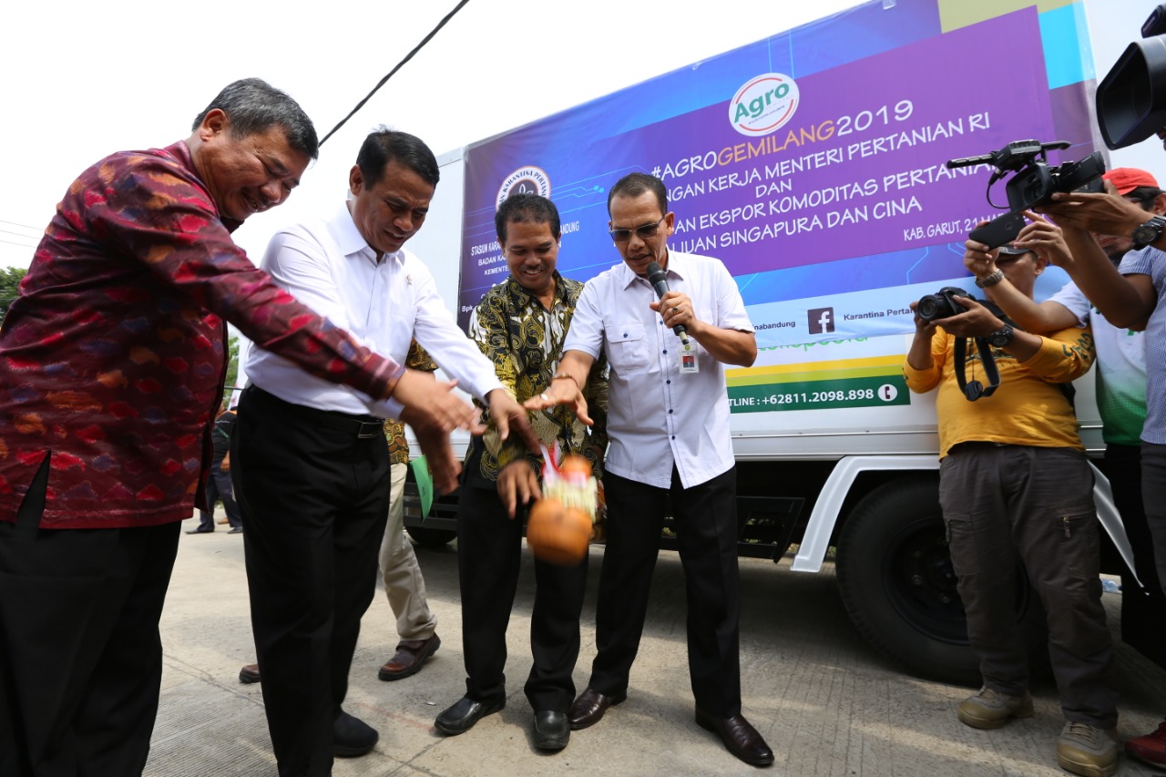 Menteri Pertanian Andi Amran memecah kendi saat melepas ekspor komoditas pertanian ke Singapura dan Tiongkok. 