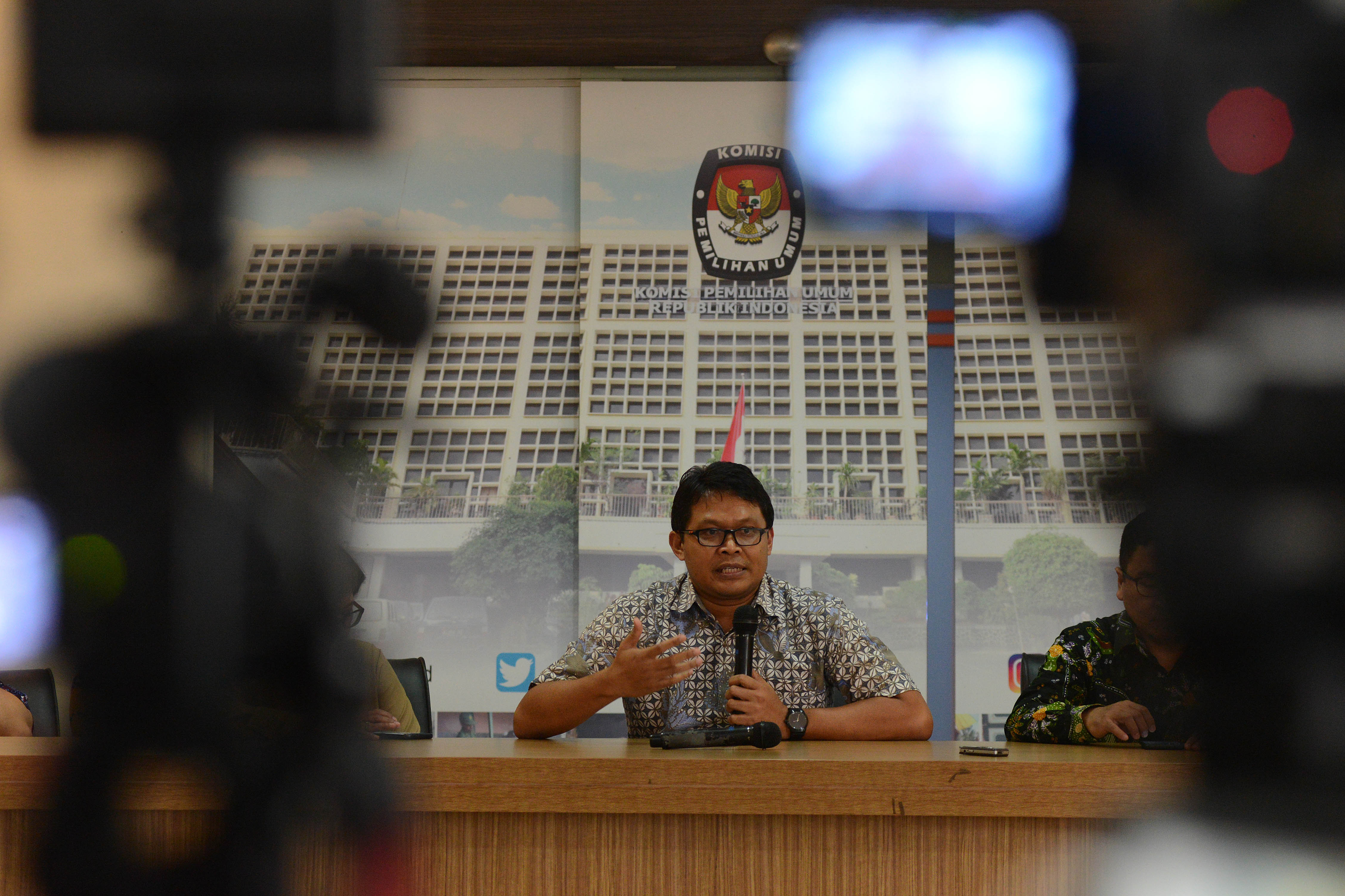  Abdul Gaffar Karim menyampaikan keterangan pers terkait hasil kajian lintas disiplin atas meninggal dan sakitnya petugas KPPS