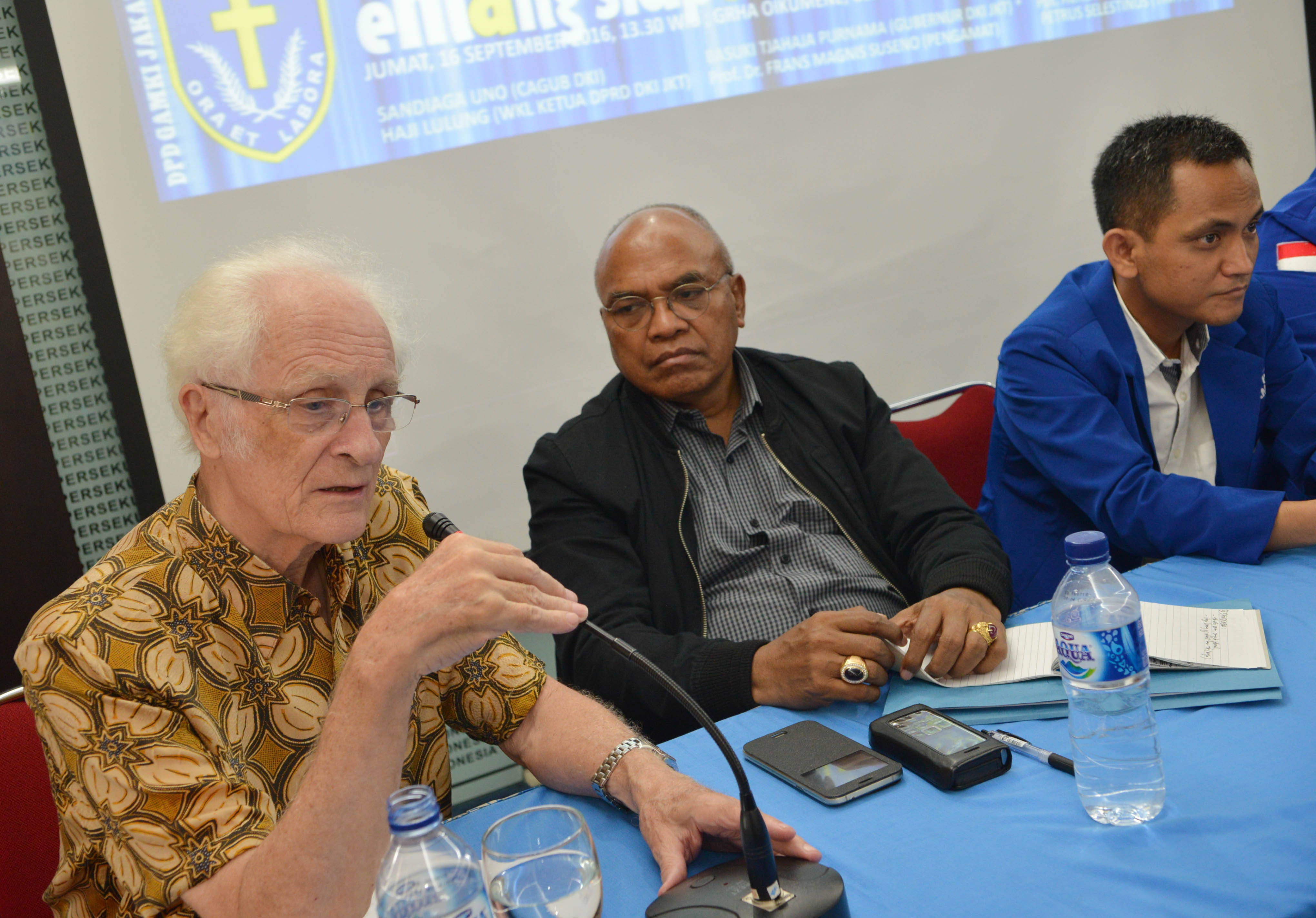 Budayawan Romo Frans Magnis Suseno (kiri) 