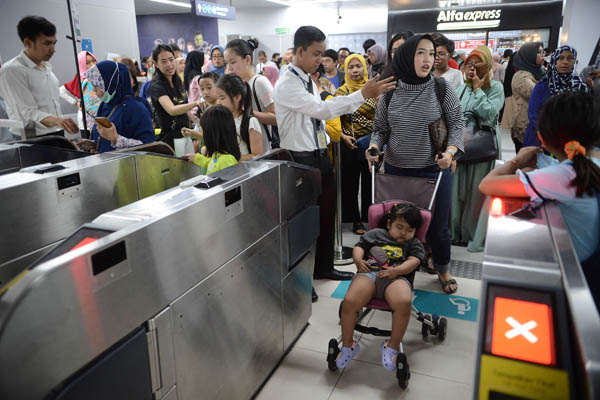 Libur paska Lebaran Idul Fitru dimanfaatkan warga masyarakat untuk menggunakan MRT berkeliling Jakarta dan sekitarnya.