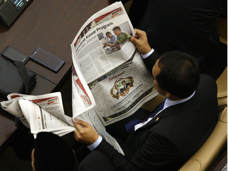 Ilustrasi Orang mn+mbaca surat kabar.