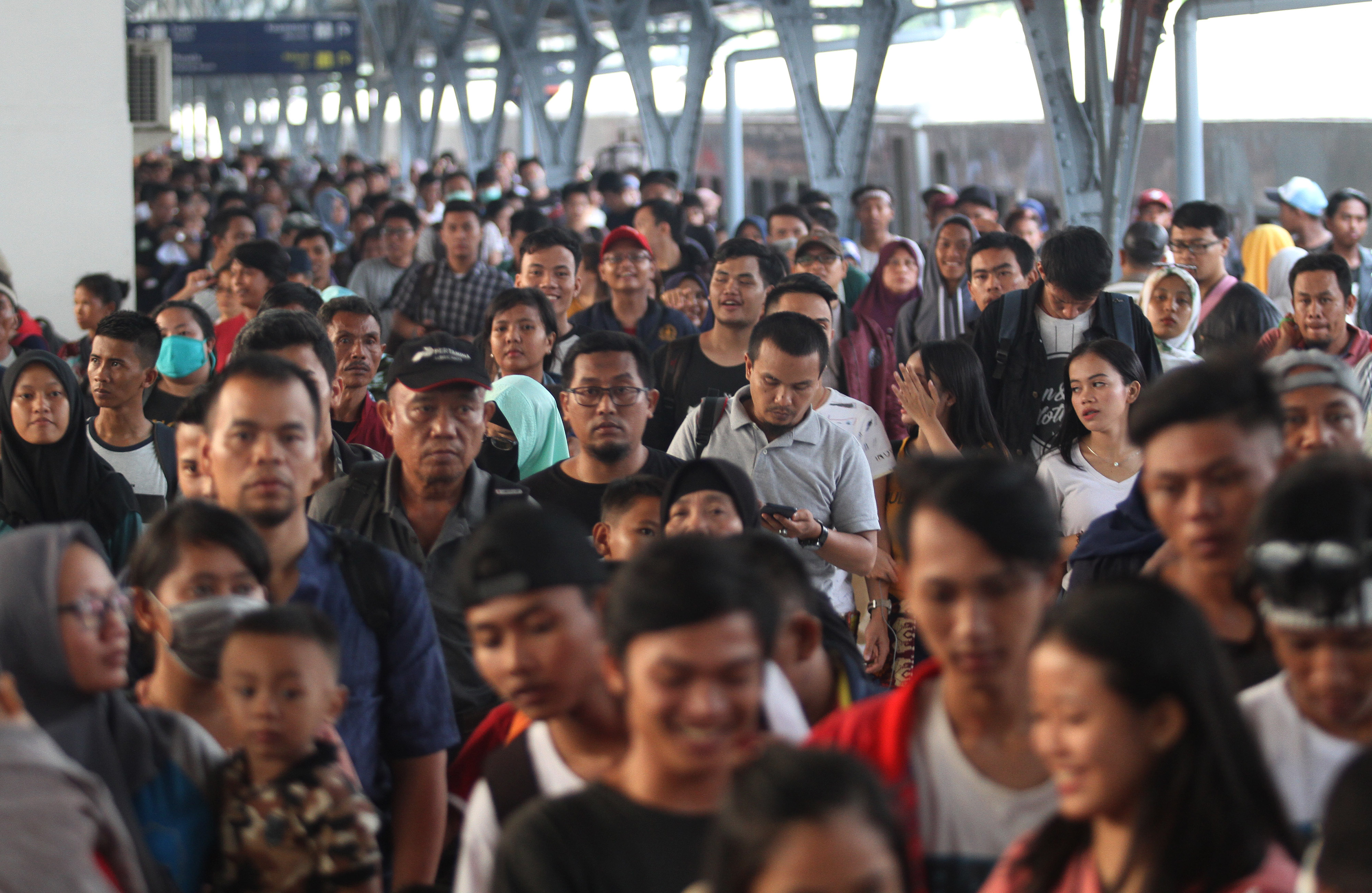 Penumpang kereta api Tawang Jaya Lebaran tiba di Stasiun Pasar Senen, Jakarta
