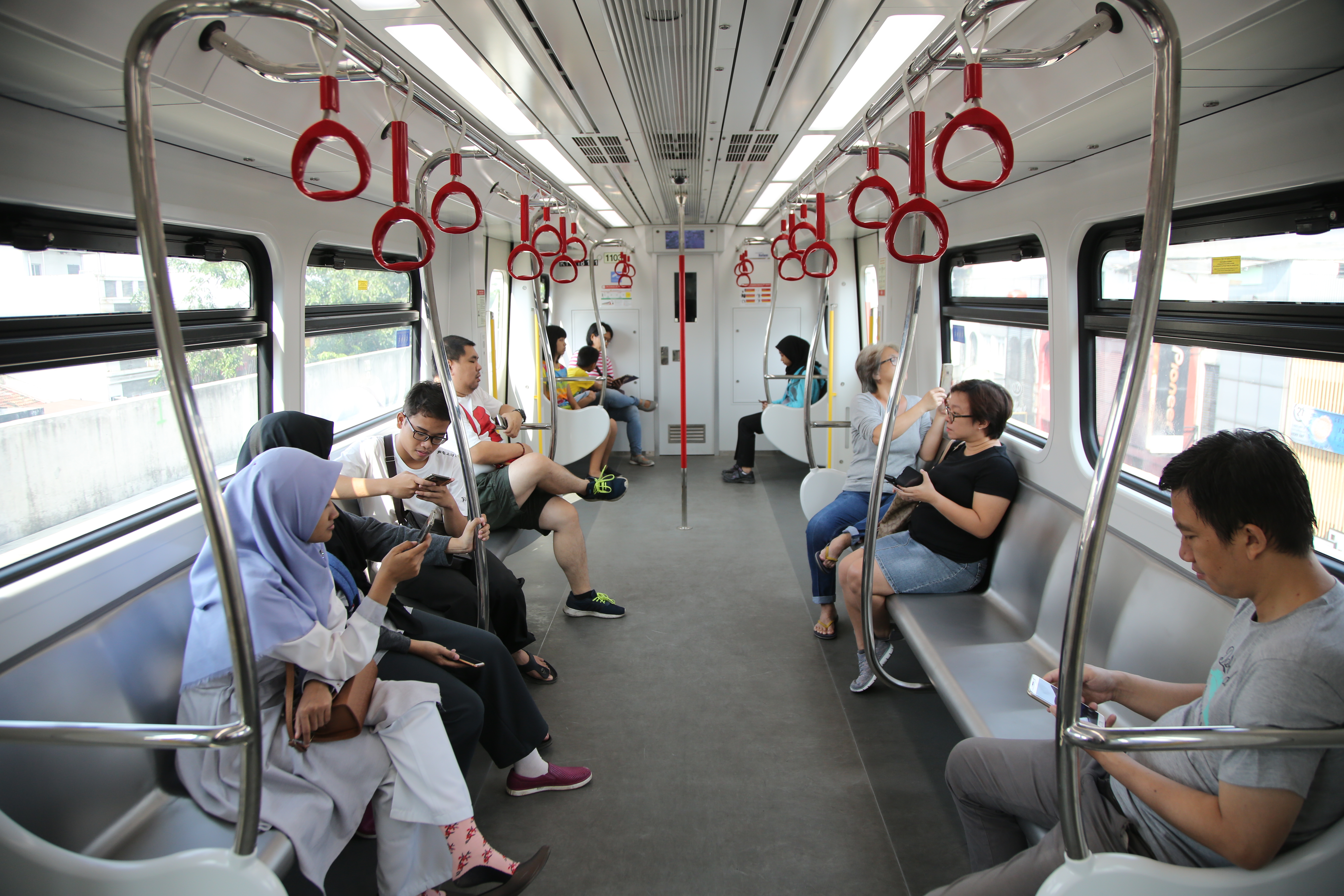 Warga mengikuti uji coba LRT.