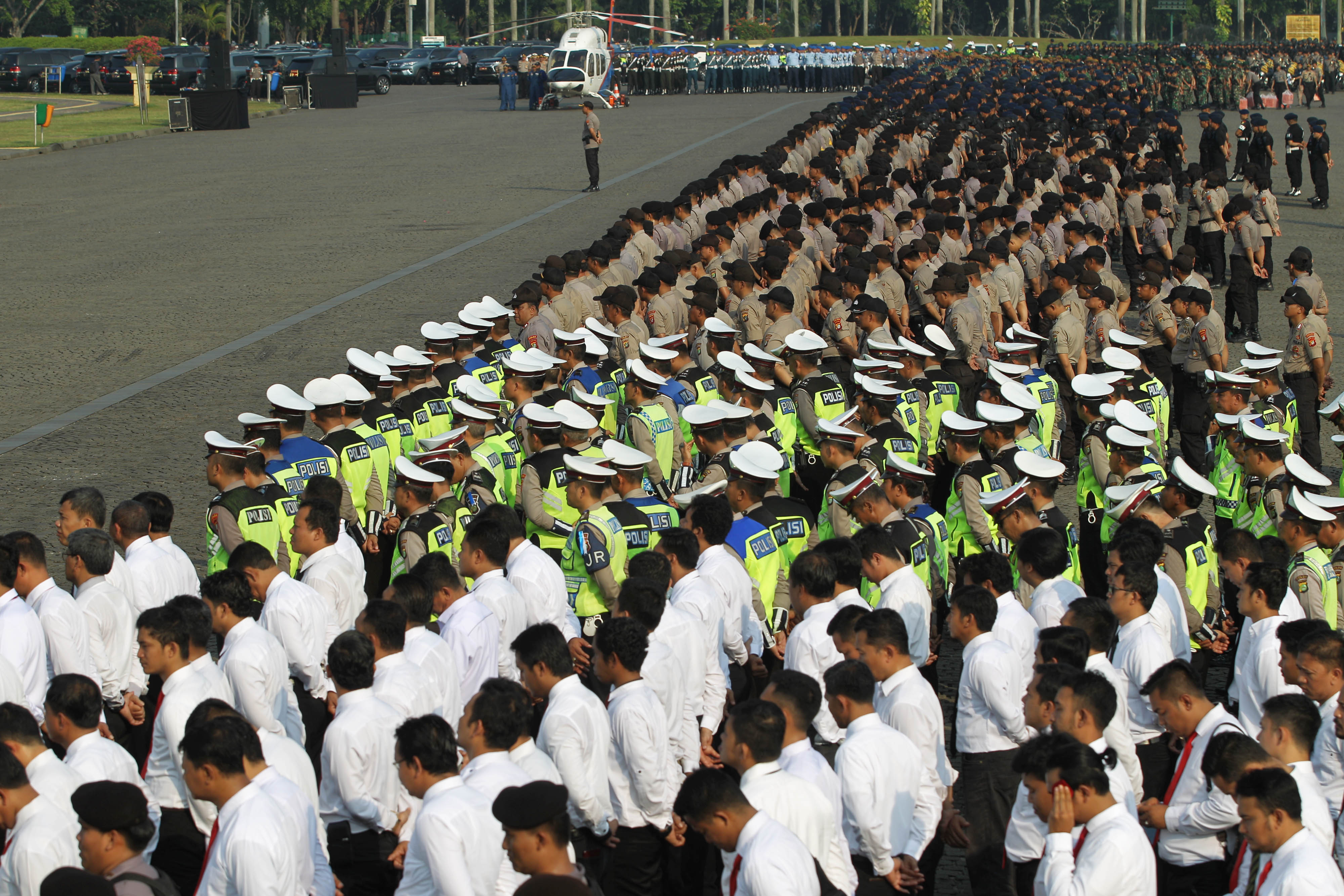 Aparat gabungan TNI-Polri mengikuti apel bersama di lapangan Monas, Jakarta, Kamis (13/6)