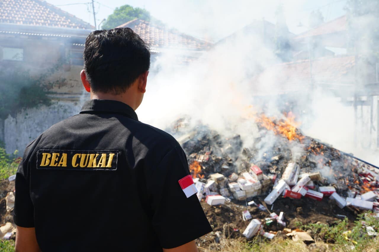 Petugas Bea Cukai memusnahkan jutaan batang rokok ilegal dalam kegiatan Gempur Rokok Ilegal.