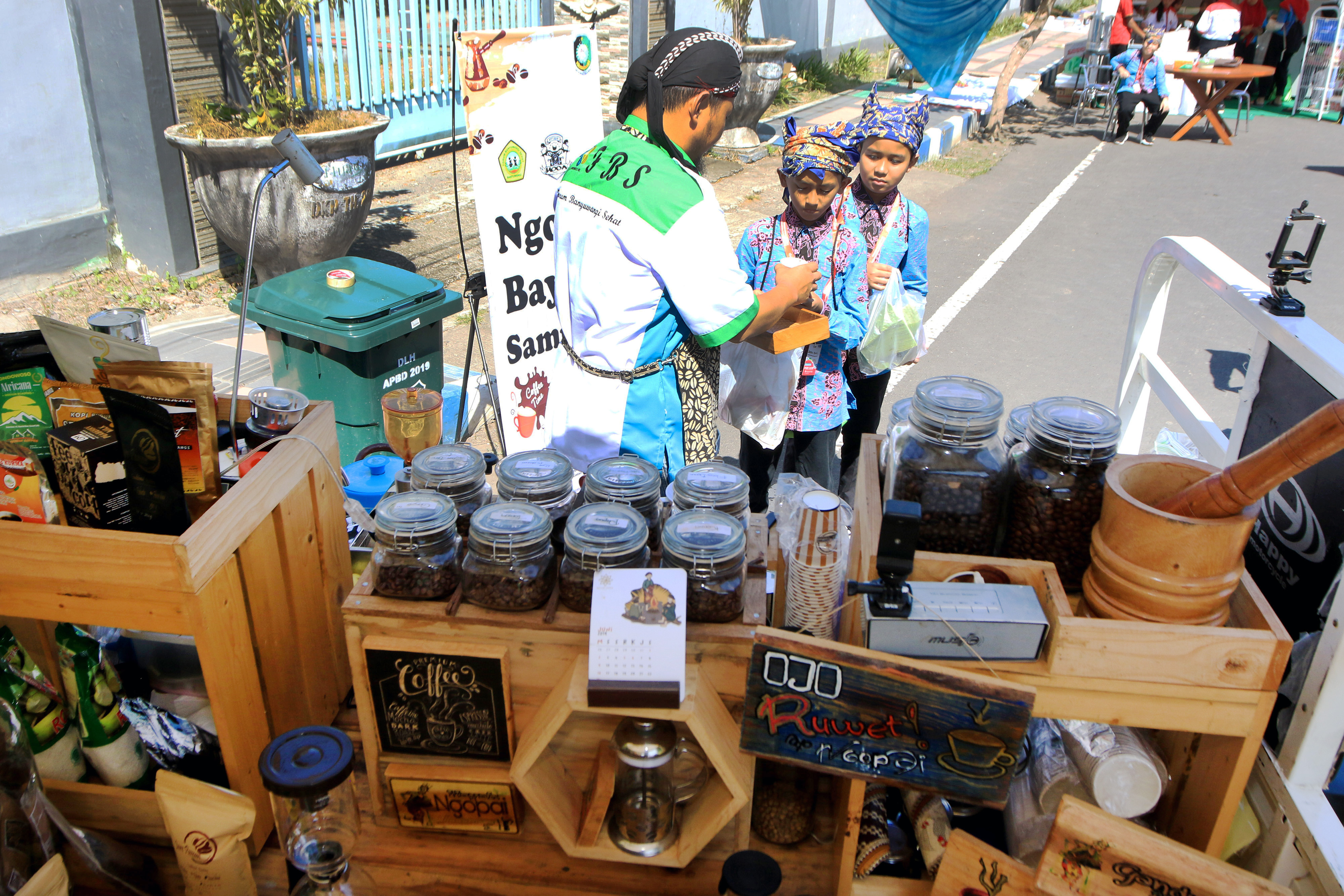 Anak-anak menukarkan sampah dengan segelas kopi pada kegiatan yang digelar Forum Banyuwangi Sehat (FBS) di GOR Tawang Alun, Banyuwangi