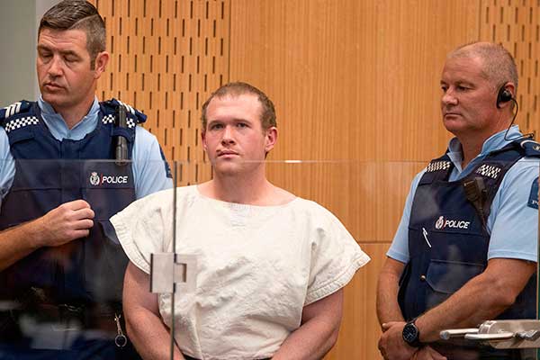 Brenton  Tarrant  (tengah)