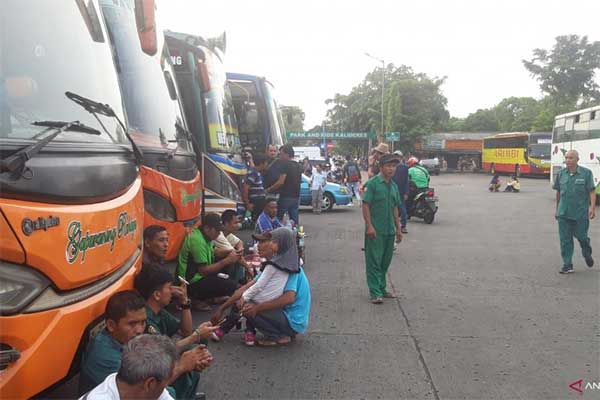 Sejumlah penumpang masih menunggu keberangkatan di Terminal Kalideres, Jakarta Barat.