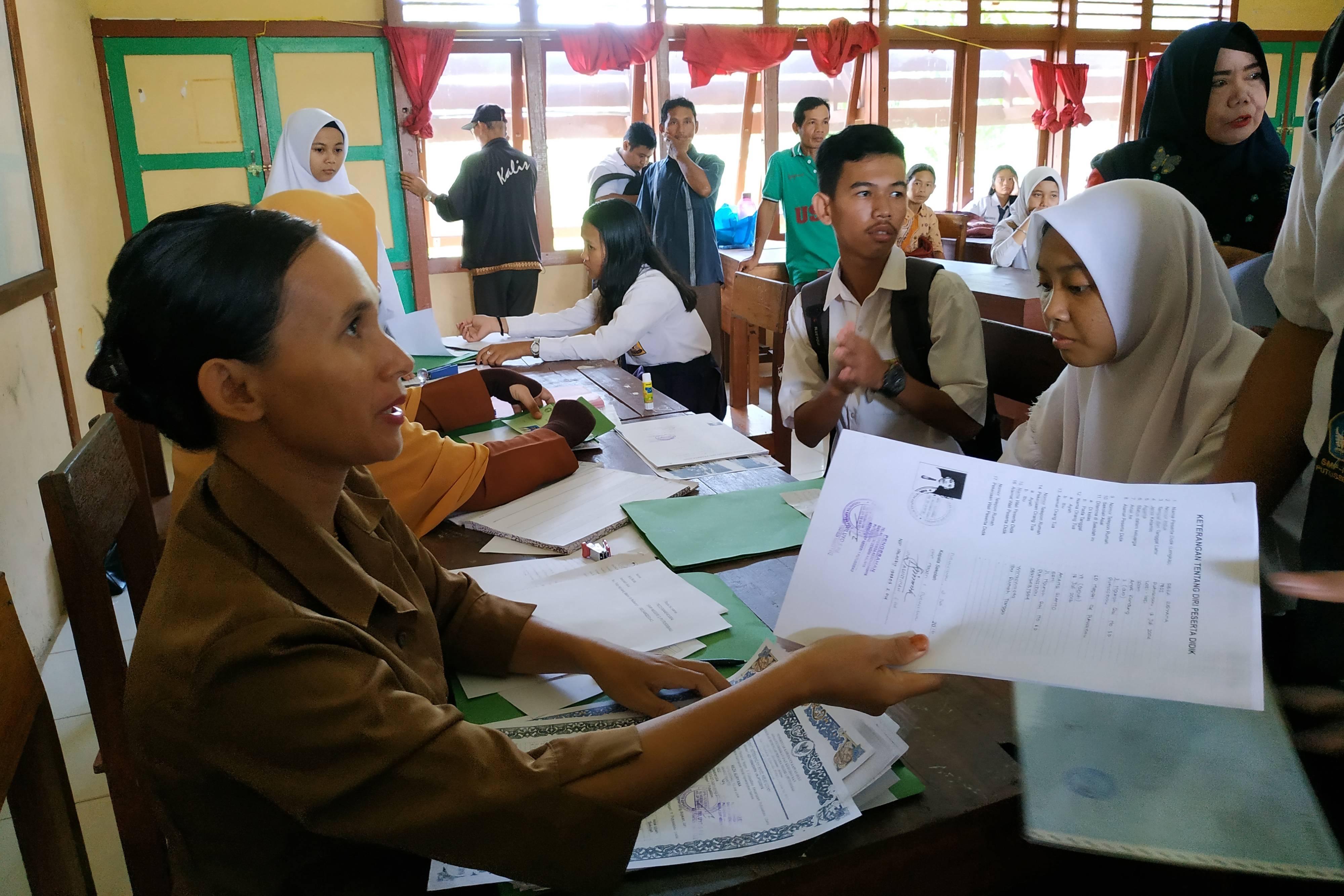  Sejumlah calon siswa melakukan registrasi pendaftaran di SMAN 1 Putussibau, Kapuas Hulu, Kalimantan Barat, Senin (24/6/2019)