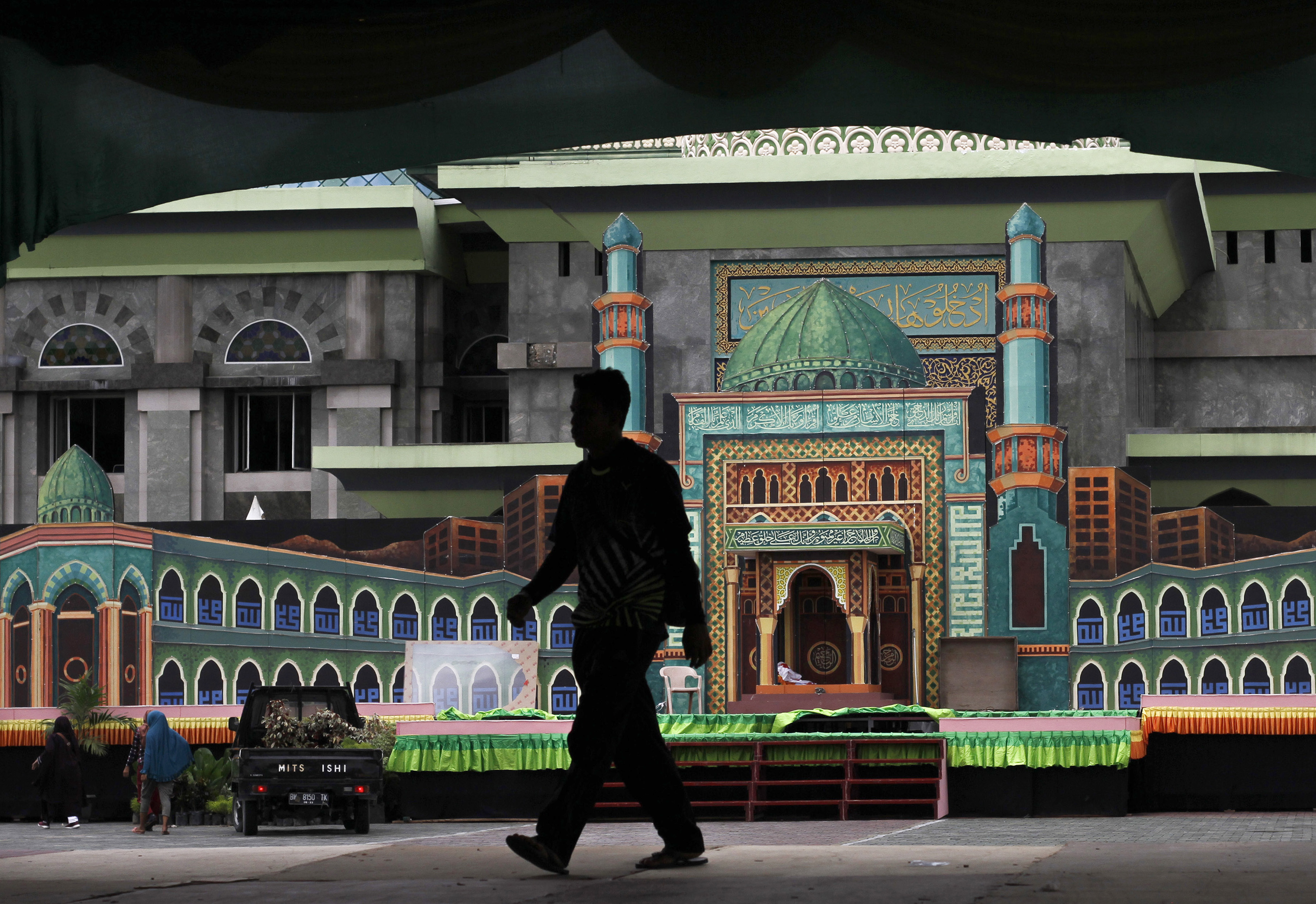 Sejumlah pekerja menyelesaikan pembuatan ornamen astaka Musabaqah Tilawatil Quran (MTQ) XXXVII tingkat Provinsi Riau 2018