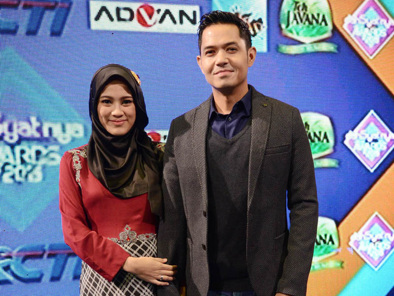 Dude Herlino (kanan) dan istrinya Alyssa Soebandono