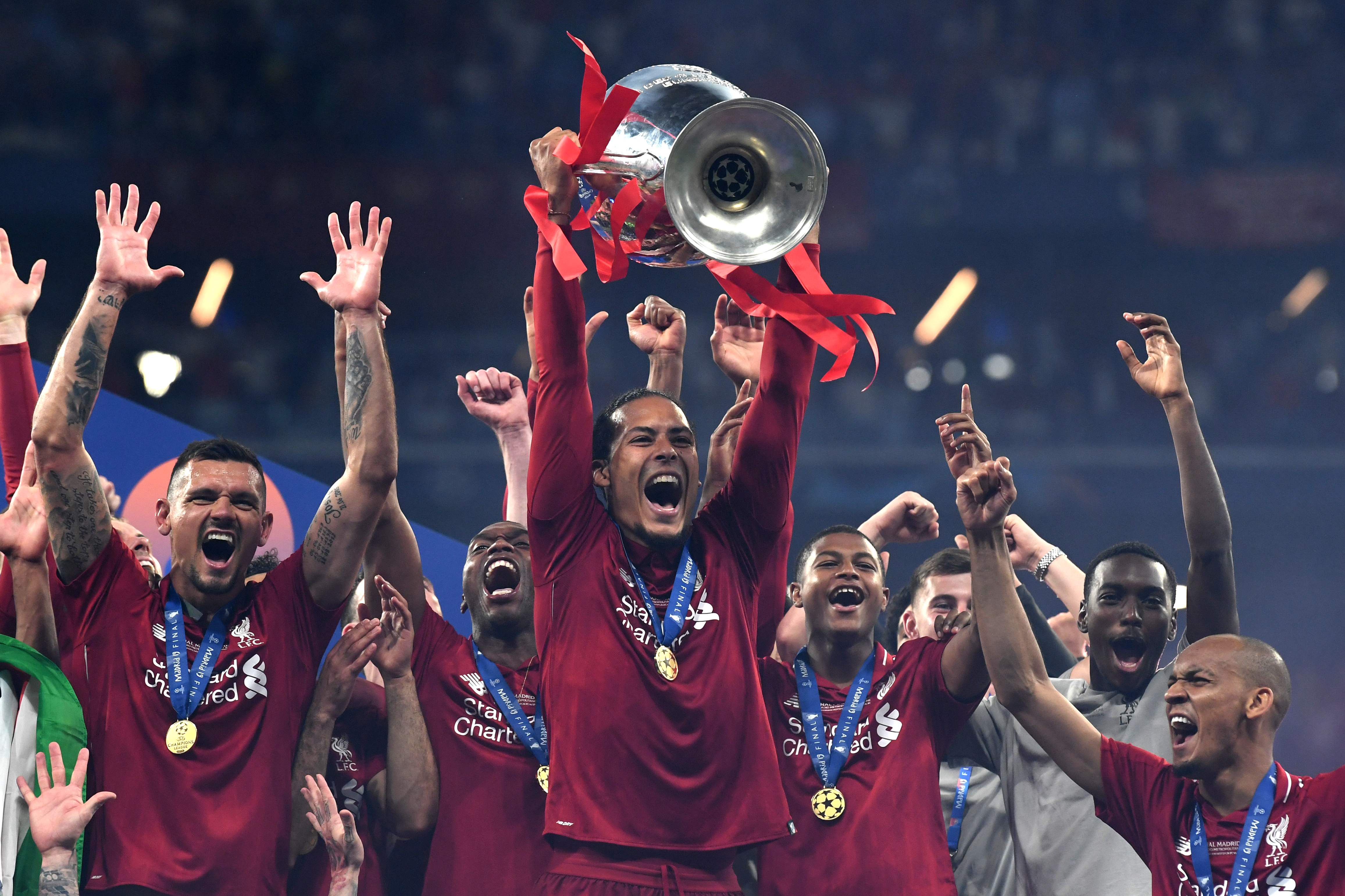 Pemain belakang Liverpool Virgil Van Dijk mengangkat trofi Liga Champions.