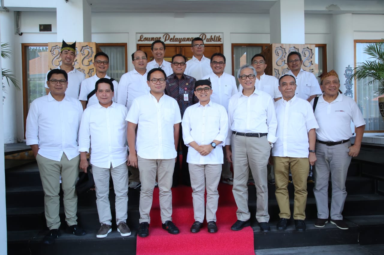 Bupati Banyuwangi Azwar Anas (tengah), Dirut Bank Mandiri Kartika Wirjoatmodjo beserta jajaran direksi Bank Mandiri di Banyuwangi.